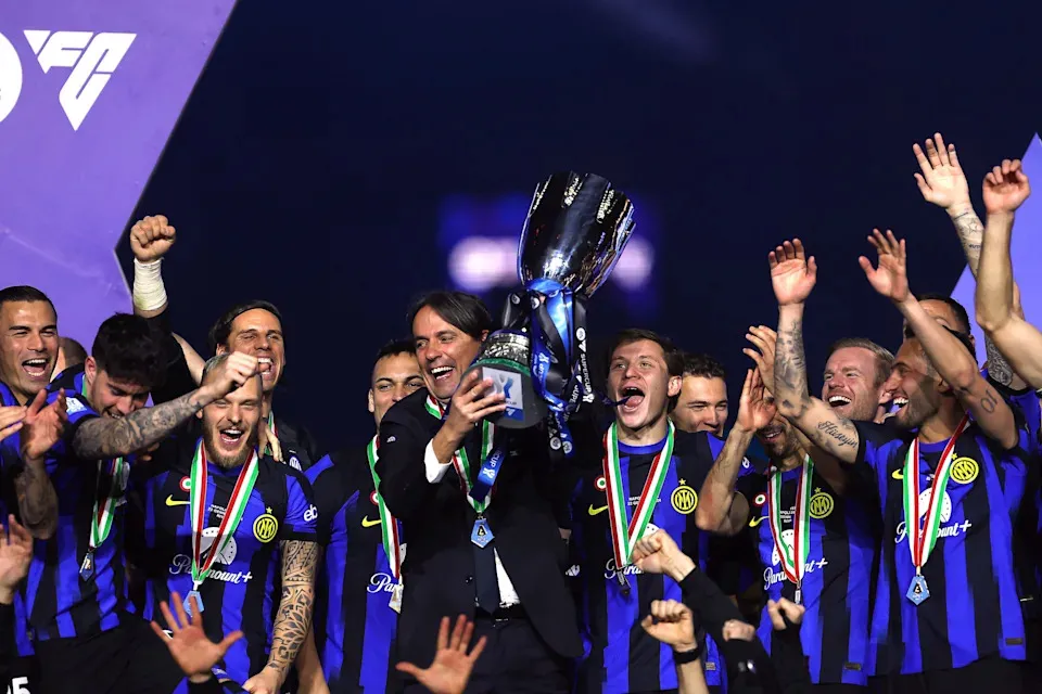 HLV Simone Inzaghi cùng Inter Milan nâng cao danh hiệu Supercoppa Italiana