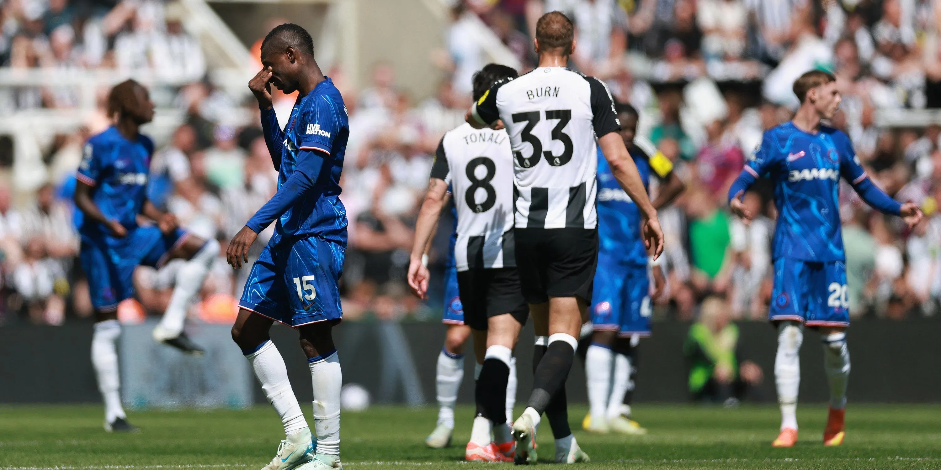 alt="Nicolas Jackson thể hiện sự thất vọng trong màu áo Chelsea mùa giải 2024/25"