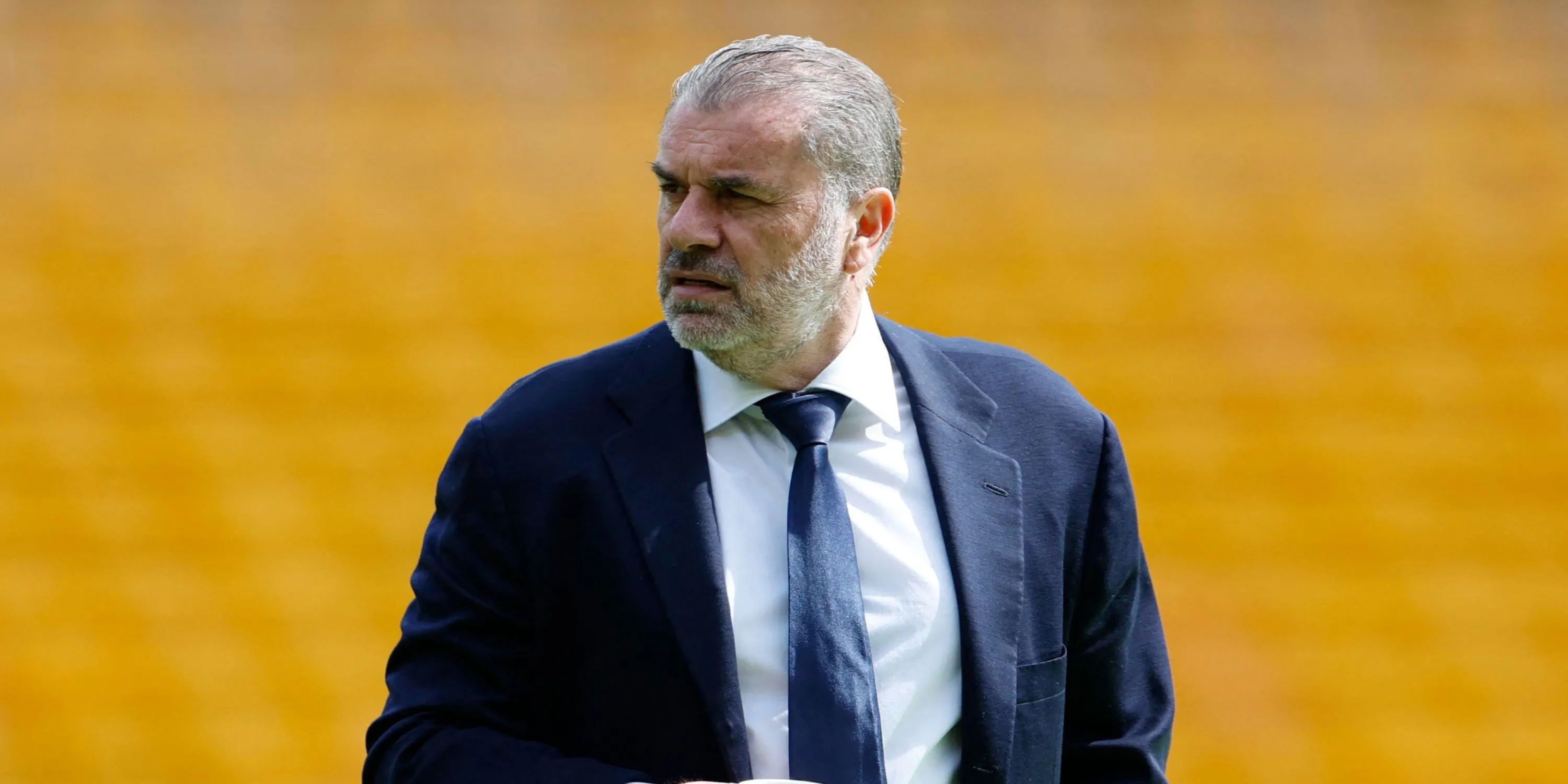 Ange Postecoglou chỉ đạo ngoài đường biên cho Tottenham