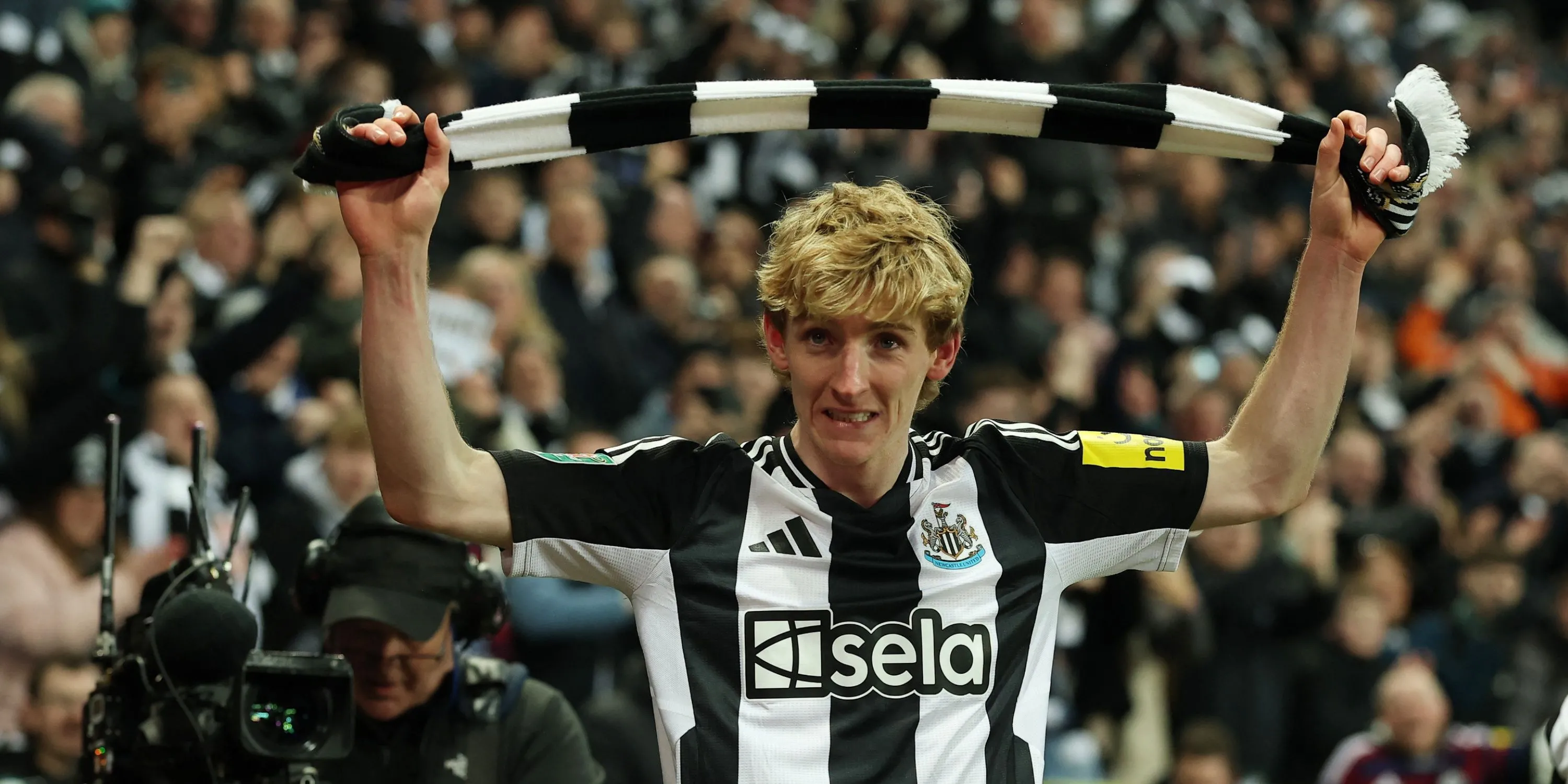 Anthony Gordon ăn mừng bàn thắng cho Newcastle