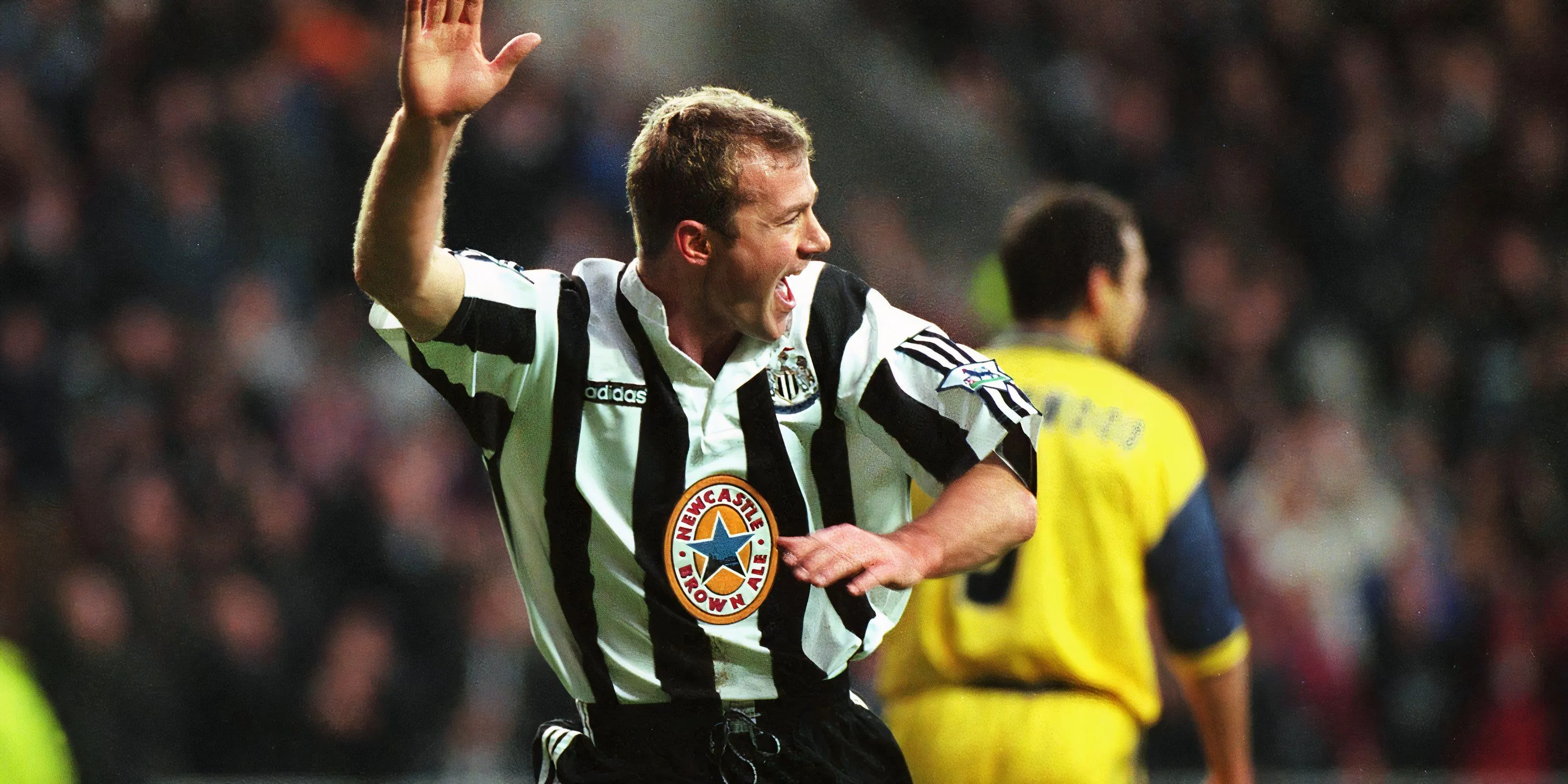 Áo đấu Newcastle cùng hình ảnh huyền thoại Alan Shearer