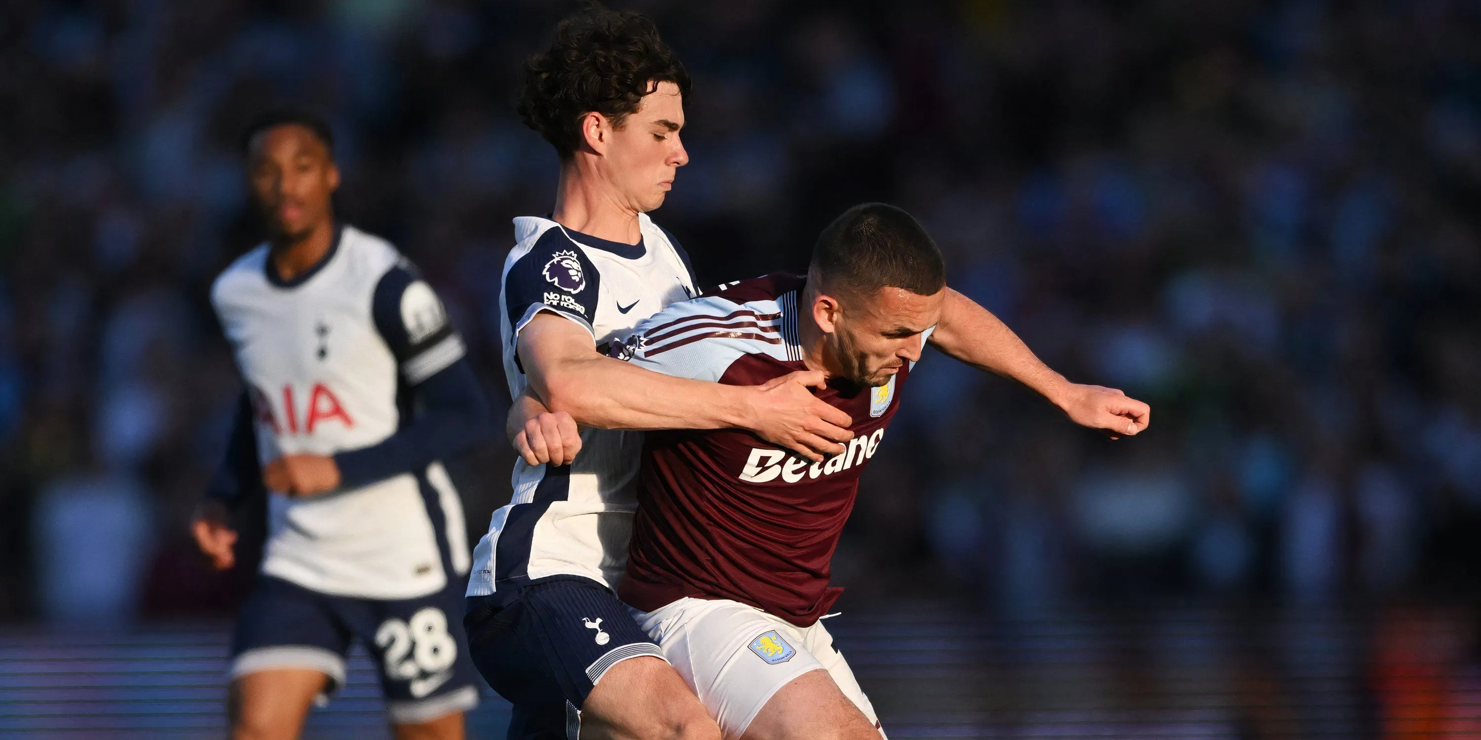 Archie Gray thi đấu ở hàng tiền vệ cho Tottenham.
