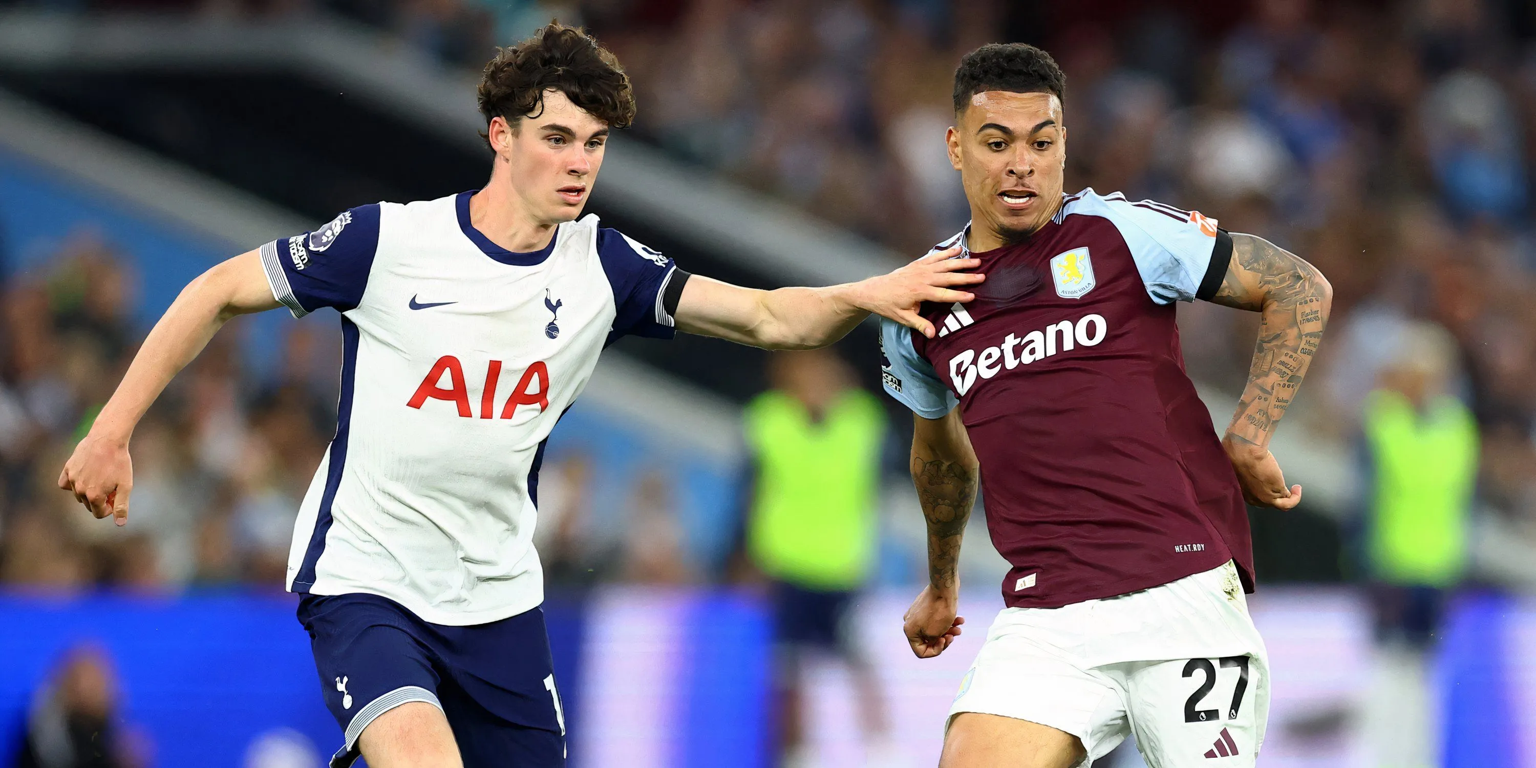 Archie Gray trong một pha xử lý bóng ở trận thua Aston Villa.