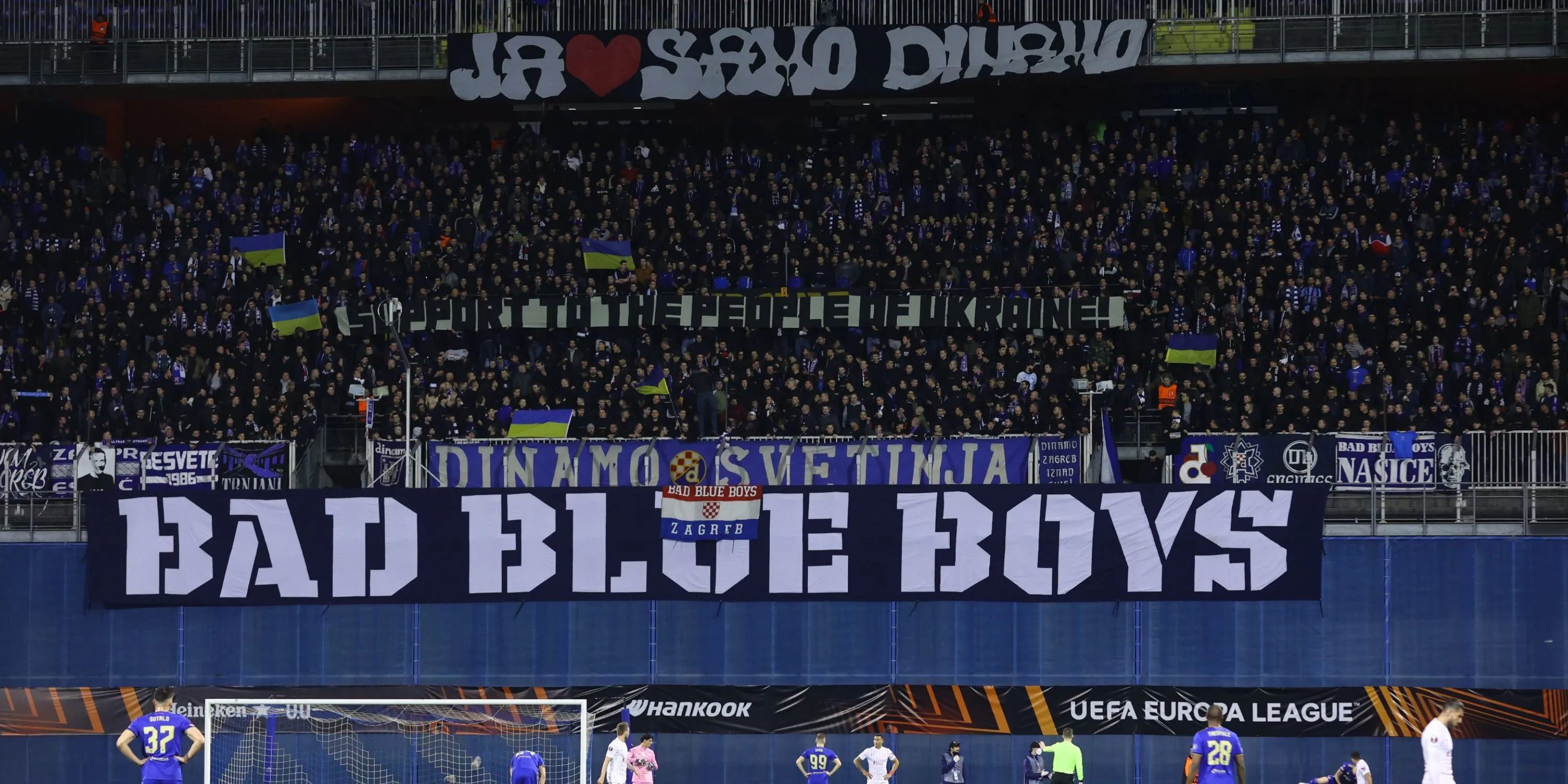 Bad Blue Boys (BBB) - nhóm Ultra của Dinamo Zagreb trên khán đài