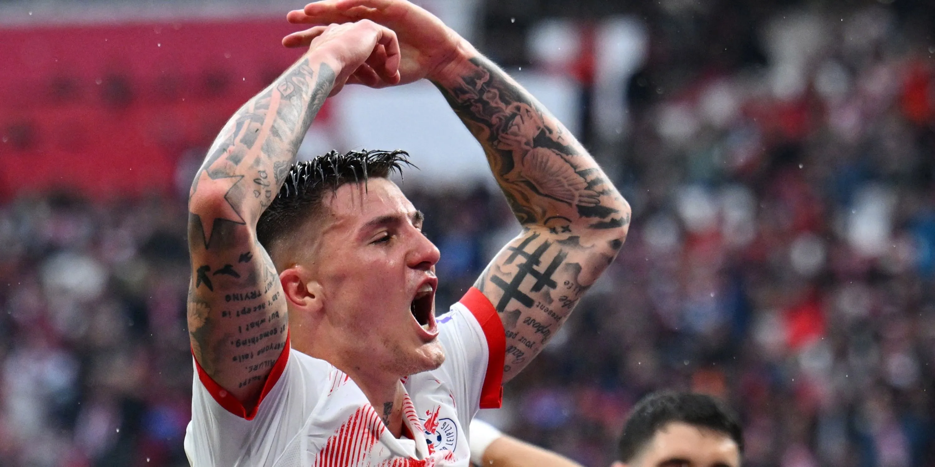 Benjamin Sesko ăn mừng bàn thắng trong màu áo RB Leipzig.