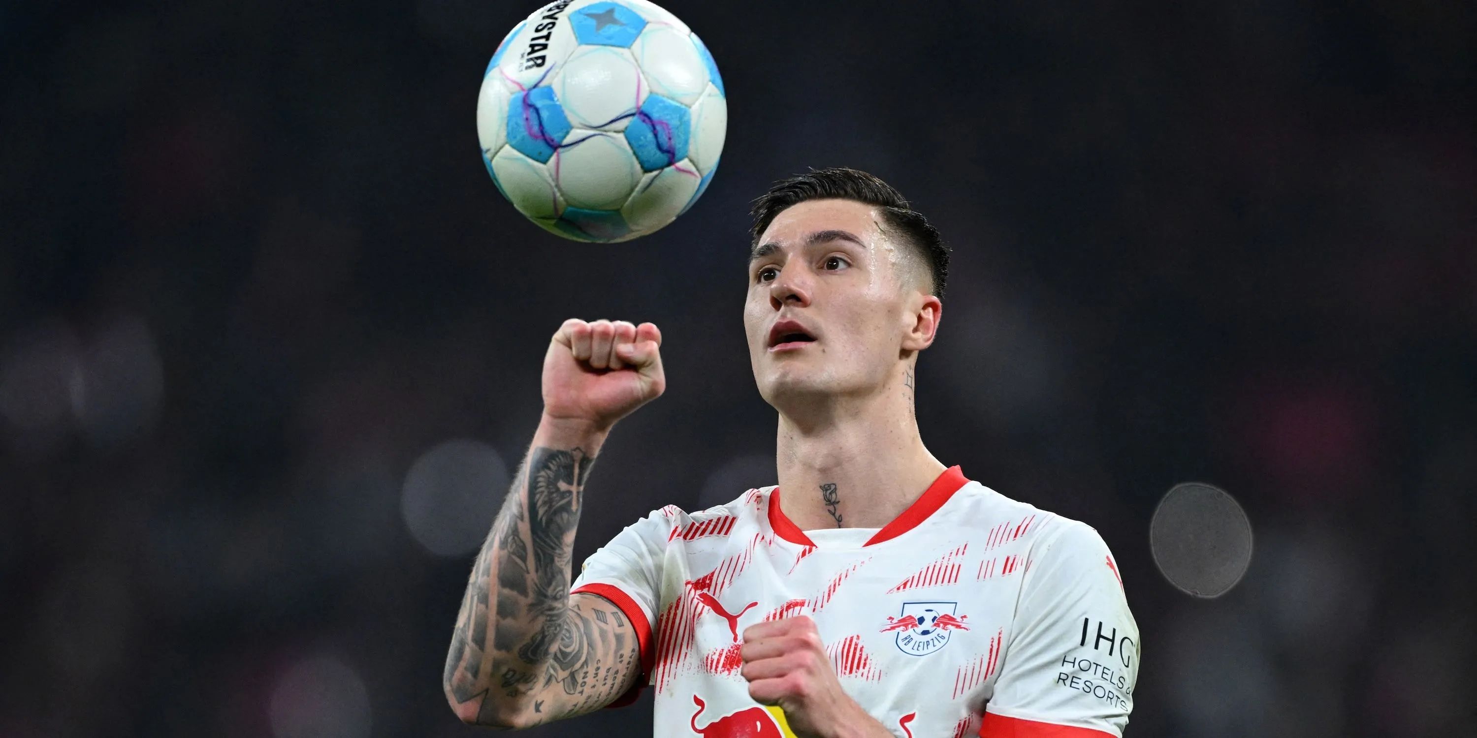 Benjamin Sesko của RB Leipzig tập trung cao độ trước khi thực hiện quả phạt đền, thể hiện bản lĩnh và tiềm năng của một tiền đạo lớn
