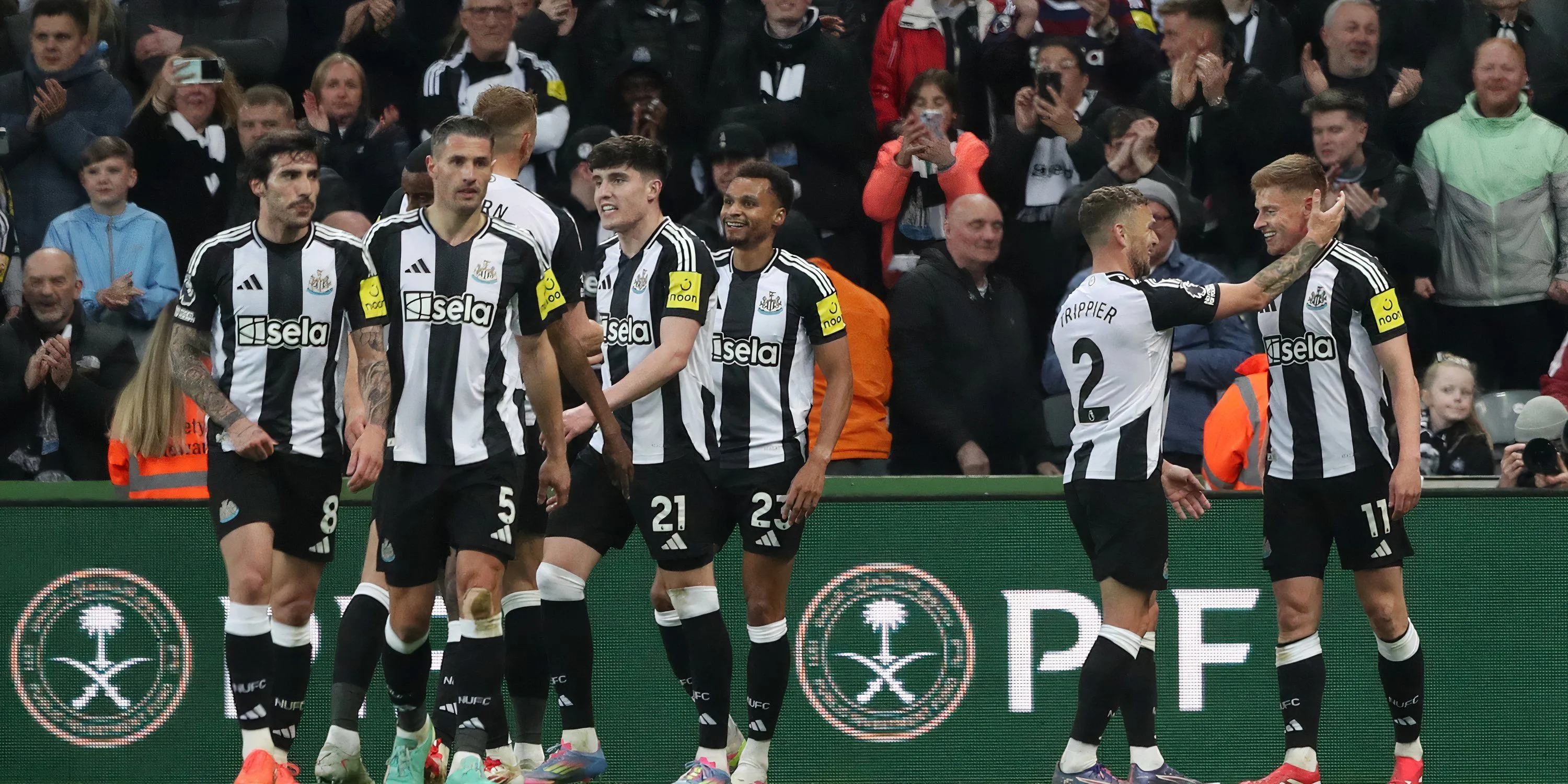 Các cầu thủ Newcastle ăn mừng bàn thắng hoặc chiến thắng