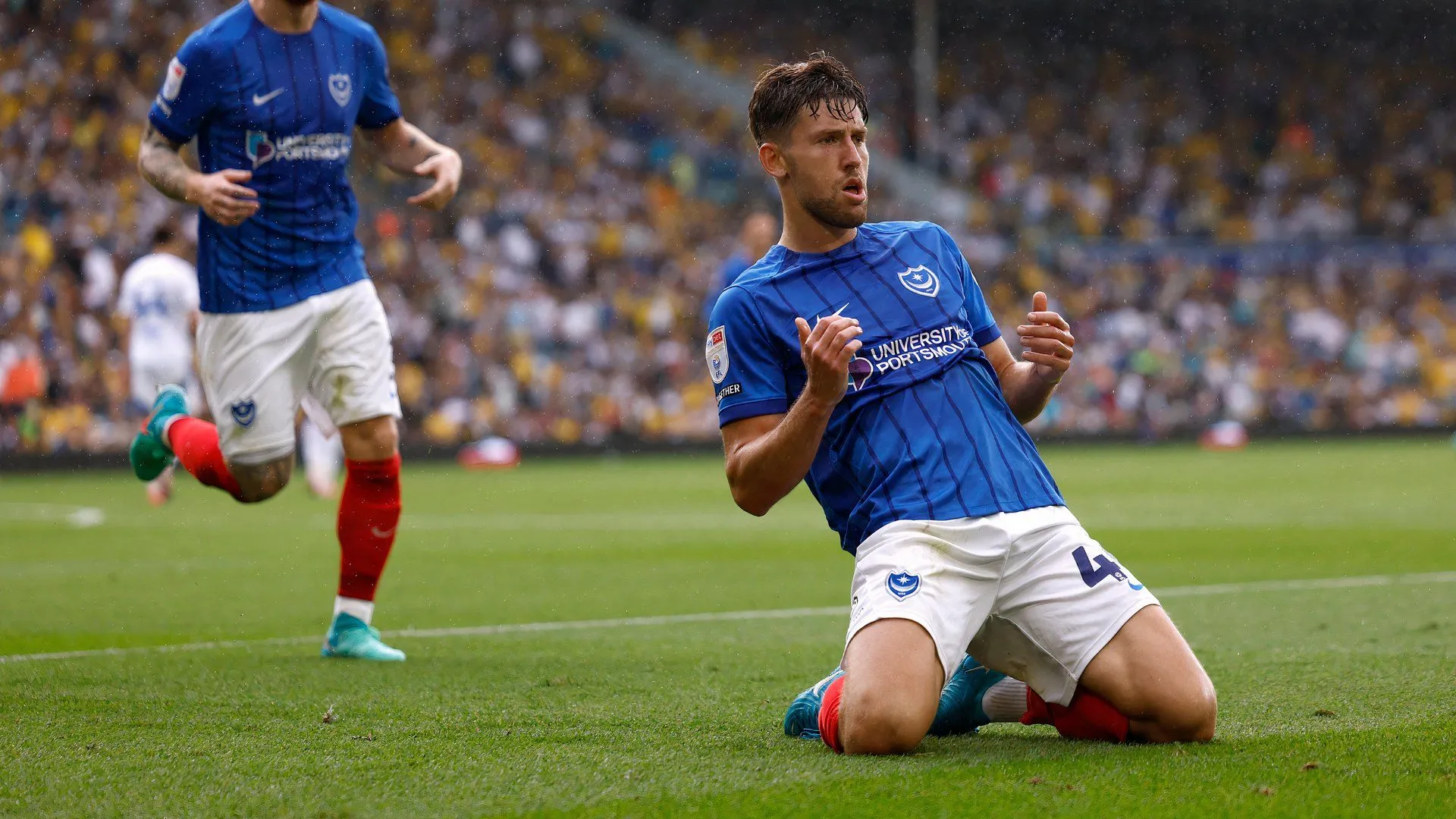 Callum Lang, tiền đạo của Portsmouth và ứng viên thay thế Josh Windass tại Wednesday