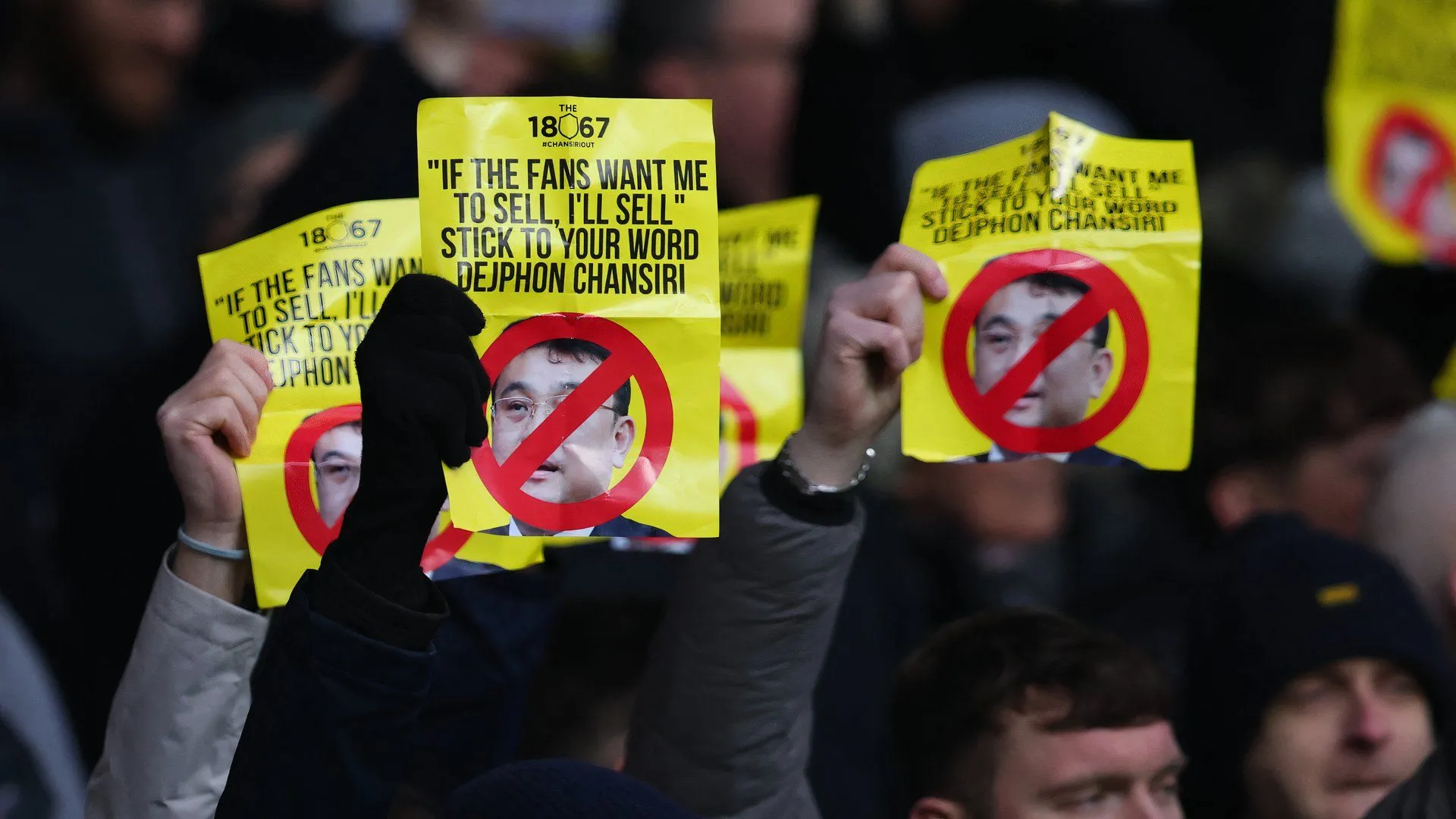 Chủ tịch Dejphon Chansiri của Sheffield Wednesday giữa bối cảnh người hâm mộ biểu tình