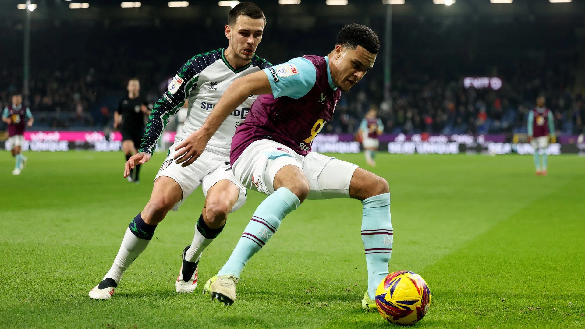 CJ Egan-Riley trong màu áo Burnley ở Championship