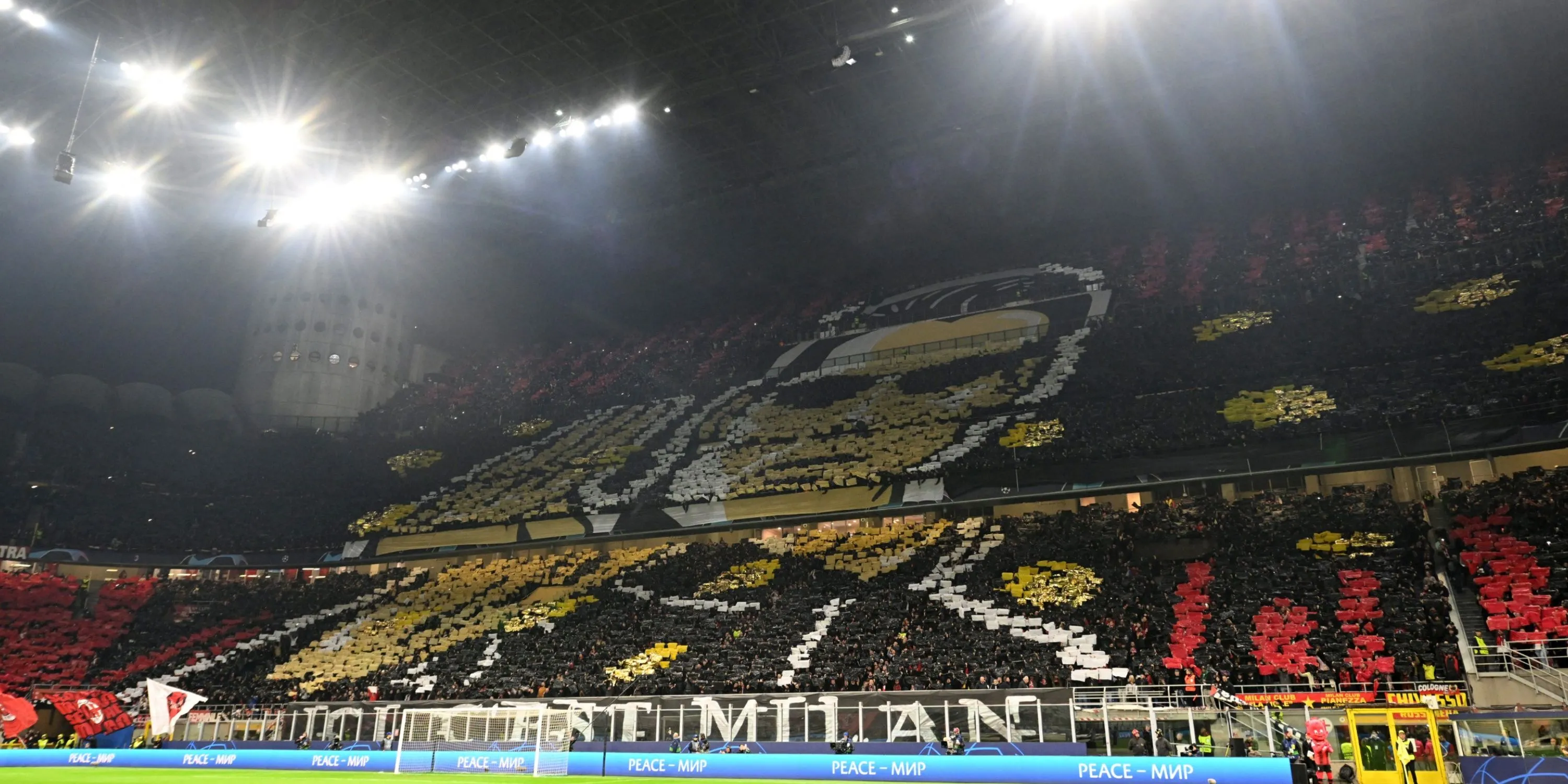 Cổ động viên AC Milan Curva Sud với màn hình tifo khổng lồ