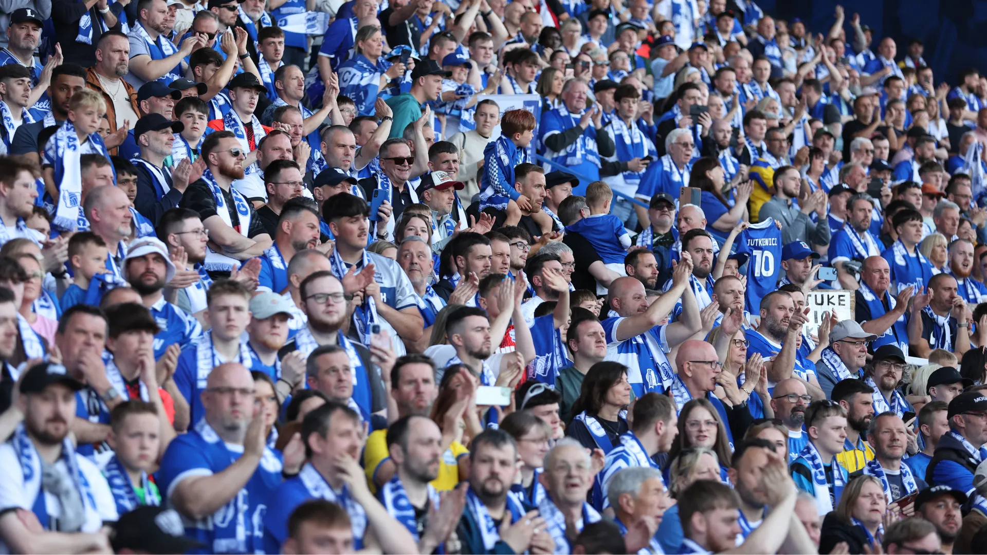 Cổ động viên Birmingham City ăn mừng trên khán đài St. Andrew's
