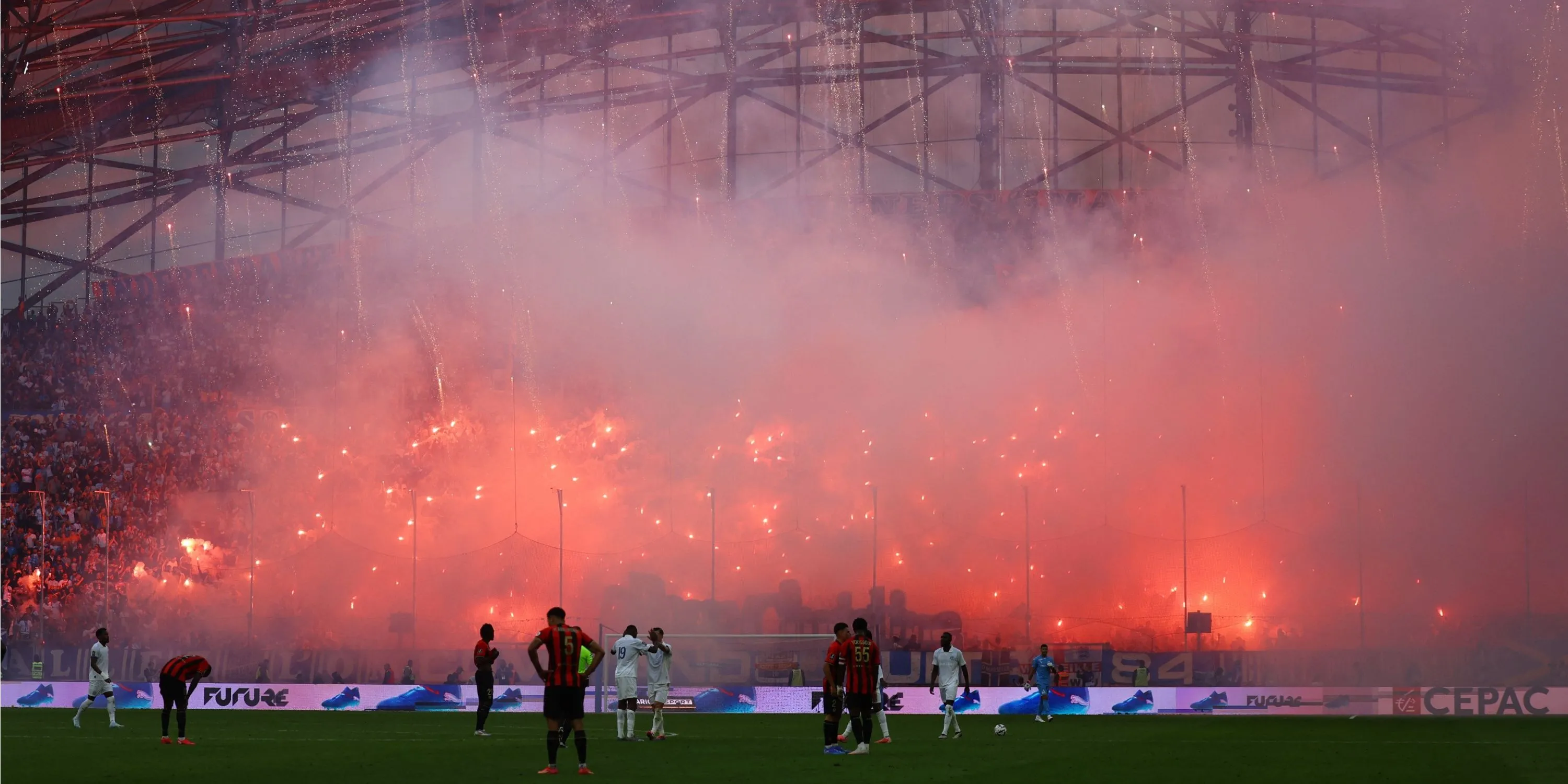 Cổ động viên Marseille đốt pháo sáng trong trận đấu tại Velodrome