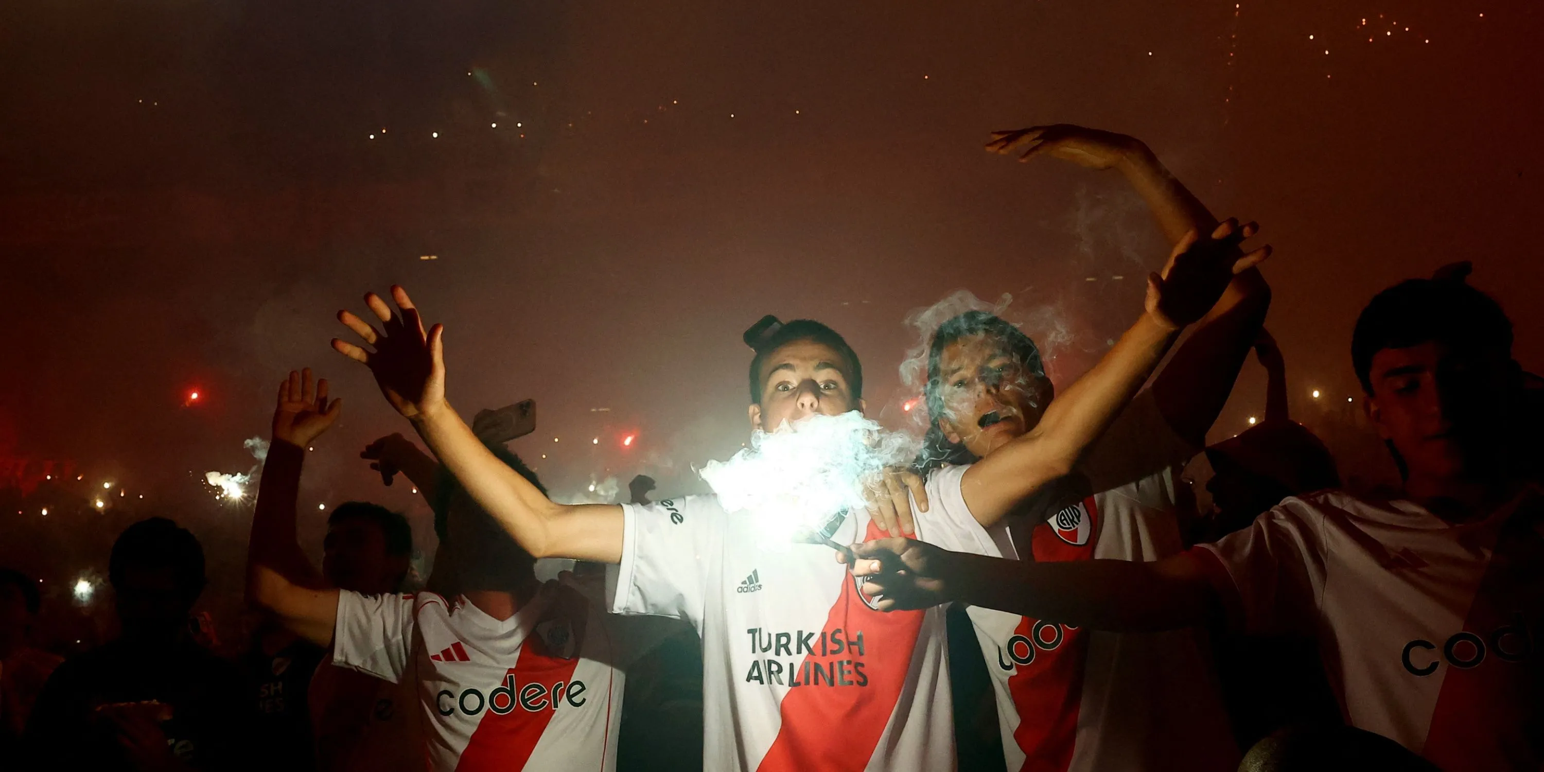 Cổ động viên River Plate trên khán đài sân vận động Monumental