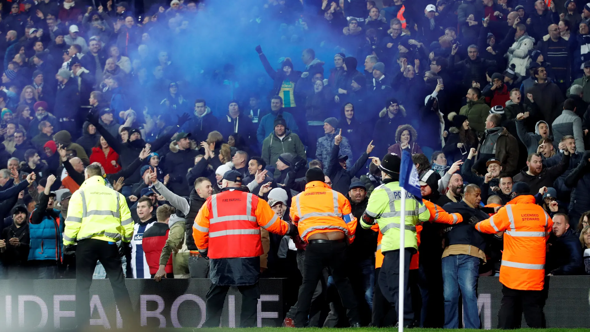 Cổ động viên West Bromwich Albion cổ vũ tại sân The Hawthorns