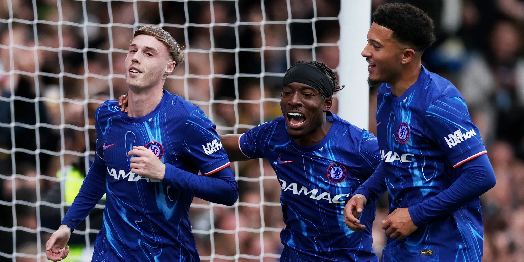 Cole Palmer ăn mừng cùng đồng đội Chelsea sau chiến thắng trước Liverpool