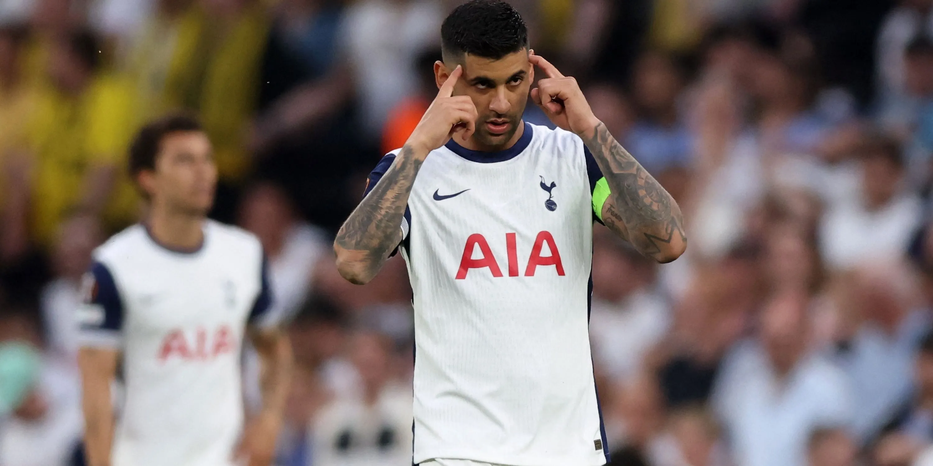 Cristian Romero phản ứng trong một trận đấu của Tottenham.