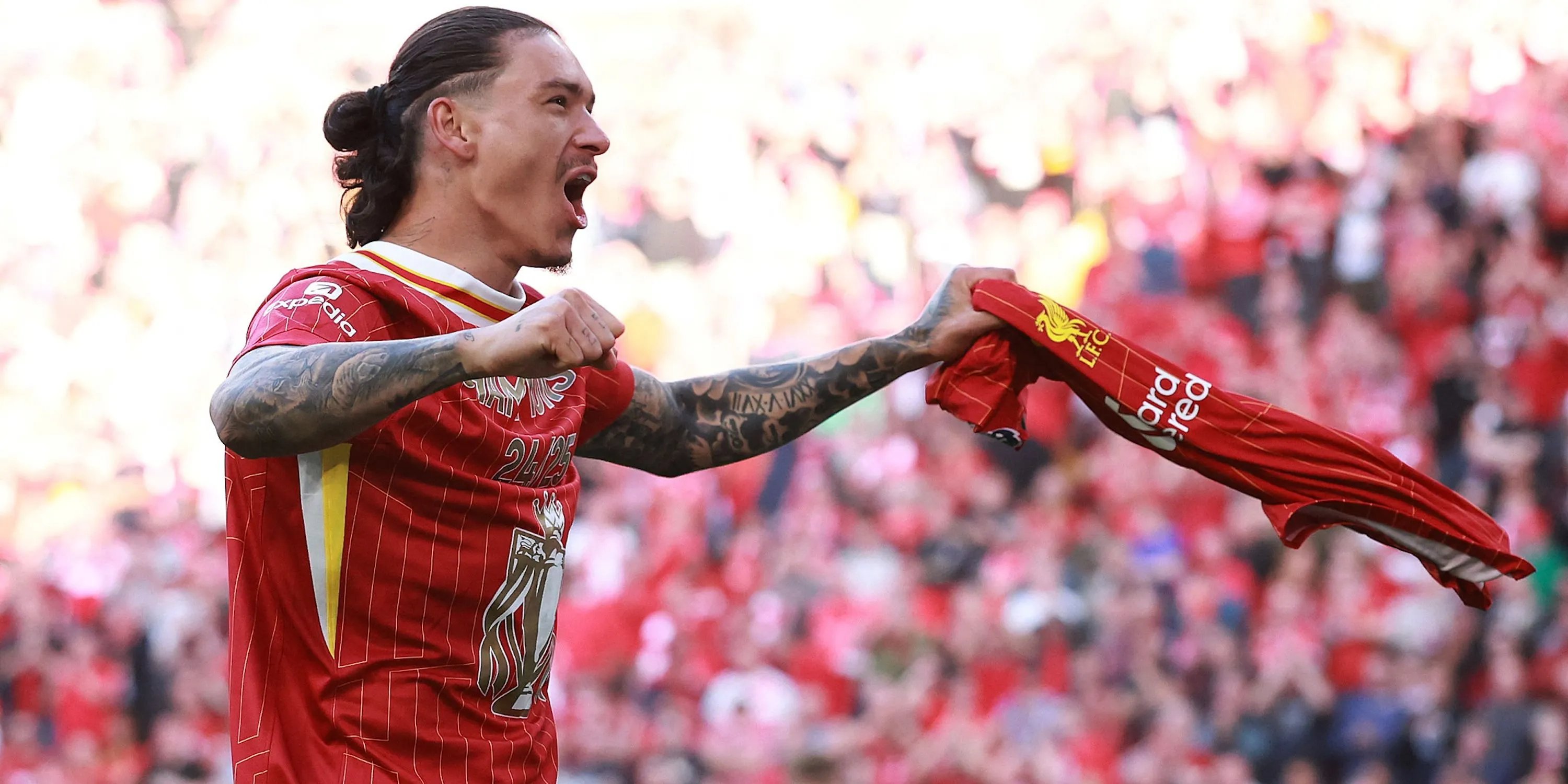 Darwin Nunez ăn mừng chức vô địch Premier League cùng Liverpool