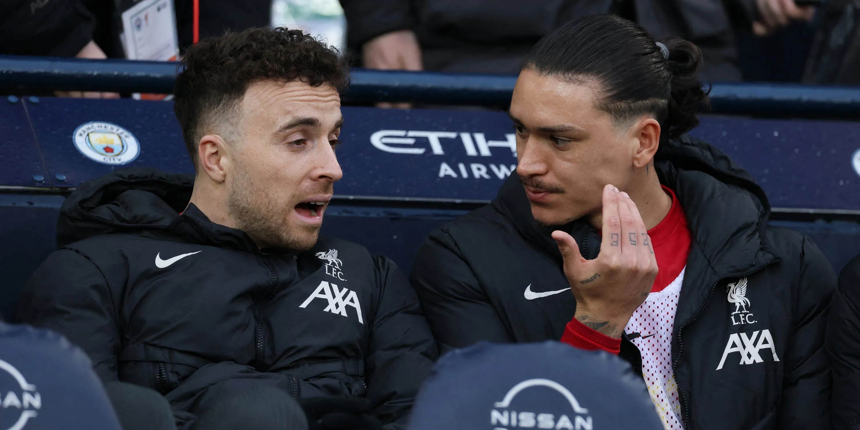 Darwin Nunez và Diogo Jota trên băng ghế dự bị của Liverpool