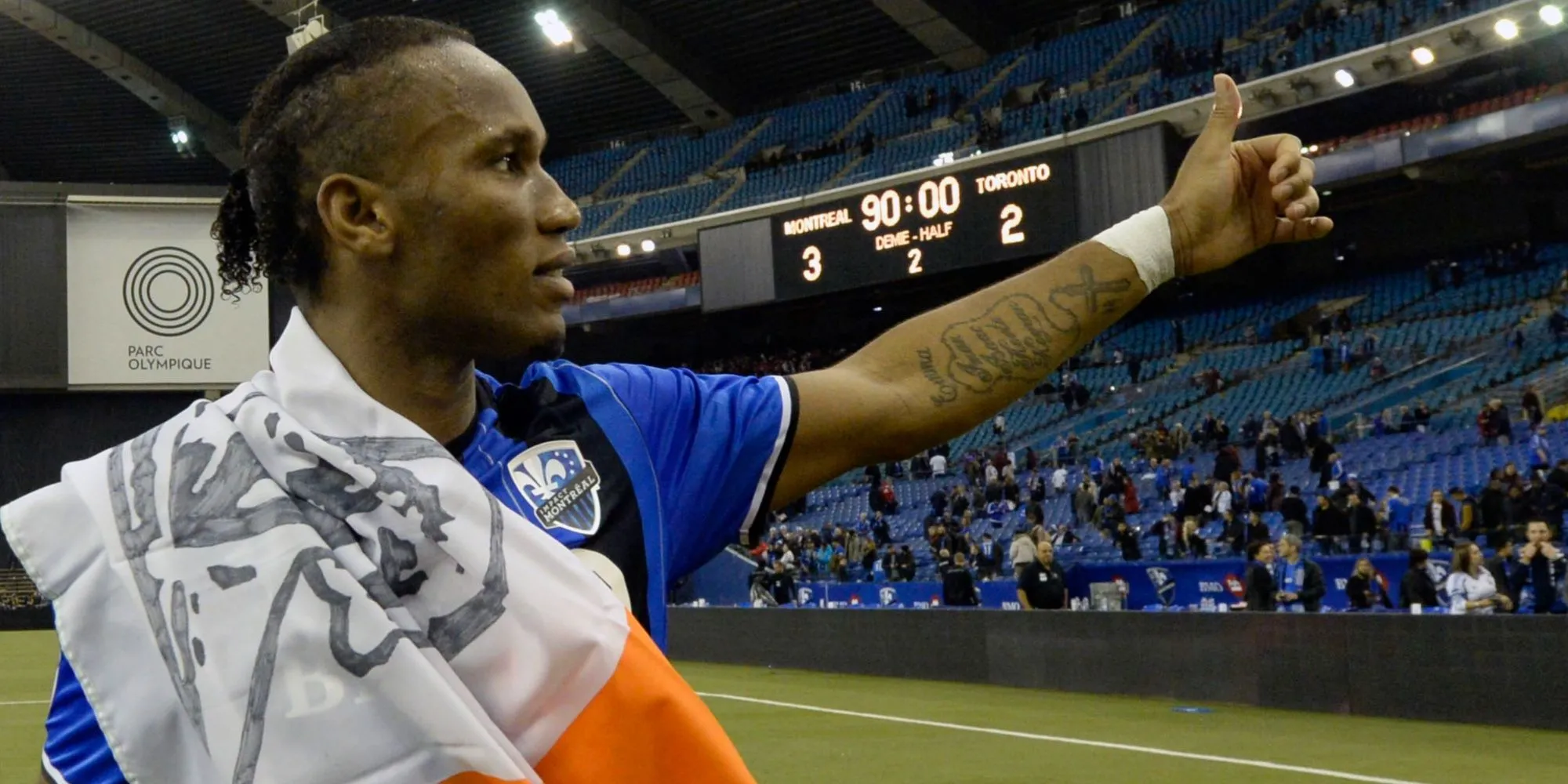 Didier Drogba, tiền đạo của Montreal Impact (số 11), giao lưu với người hâm mộ