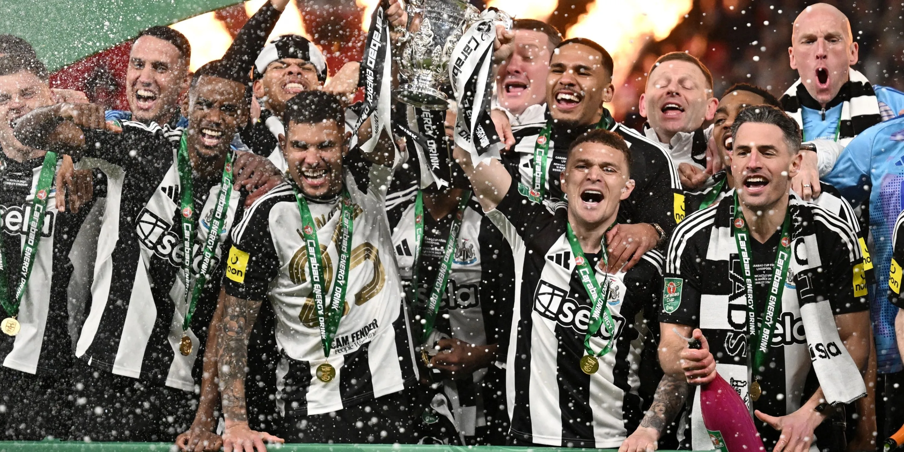 Đội bóng Newcastle United ăn mừng, chấm dứt cơn khát danh hiệu kéo dài