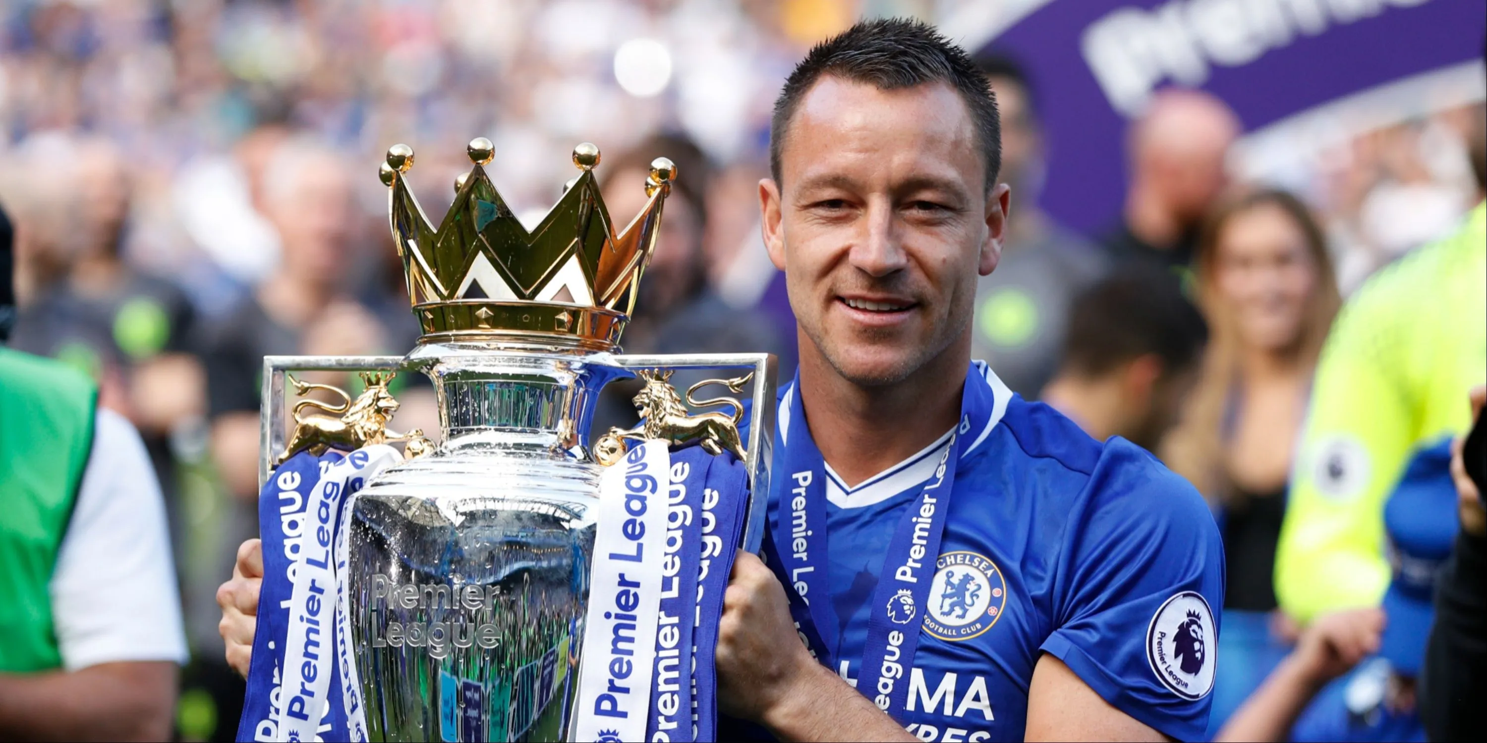 Đội trưởng John Terry và các cầu thủ Chelsea nâng cúp Premier League