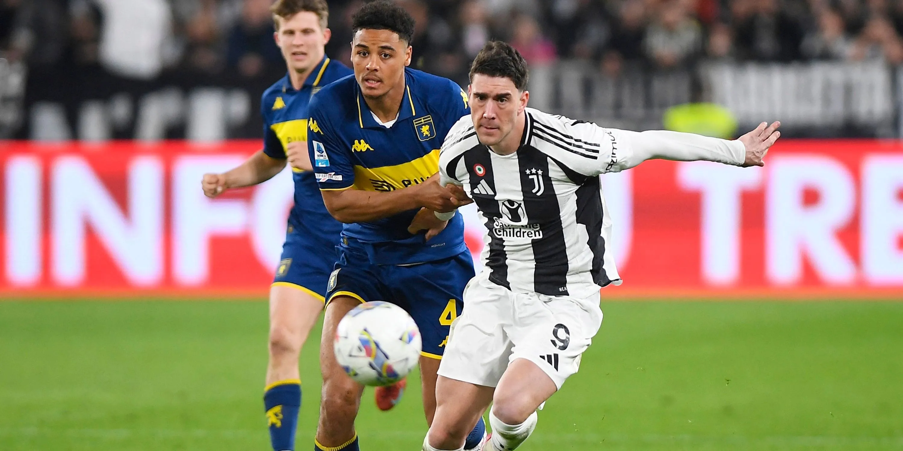 Dusan Vlahovic của Juventus tranh chấp bóng quyết liệt trong trận đấu Serie A
