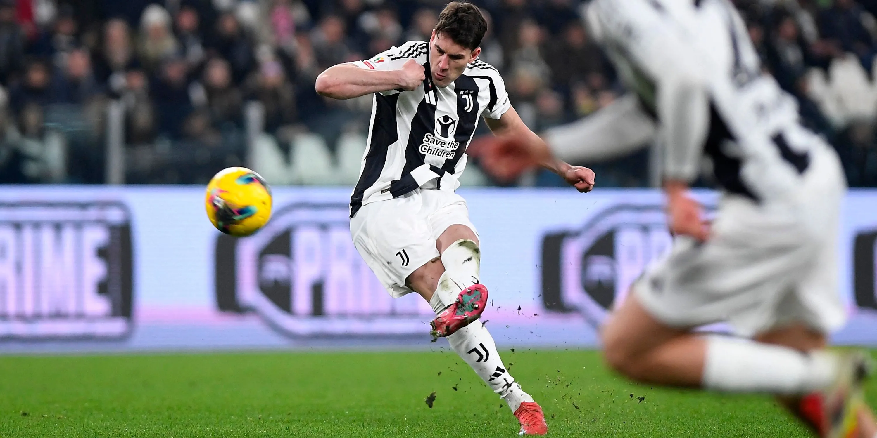 Dusan Vlahovic dứt điểm trong một trận đấu của Juventus