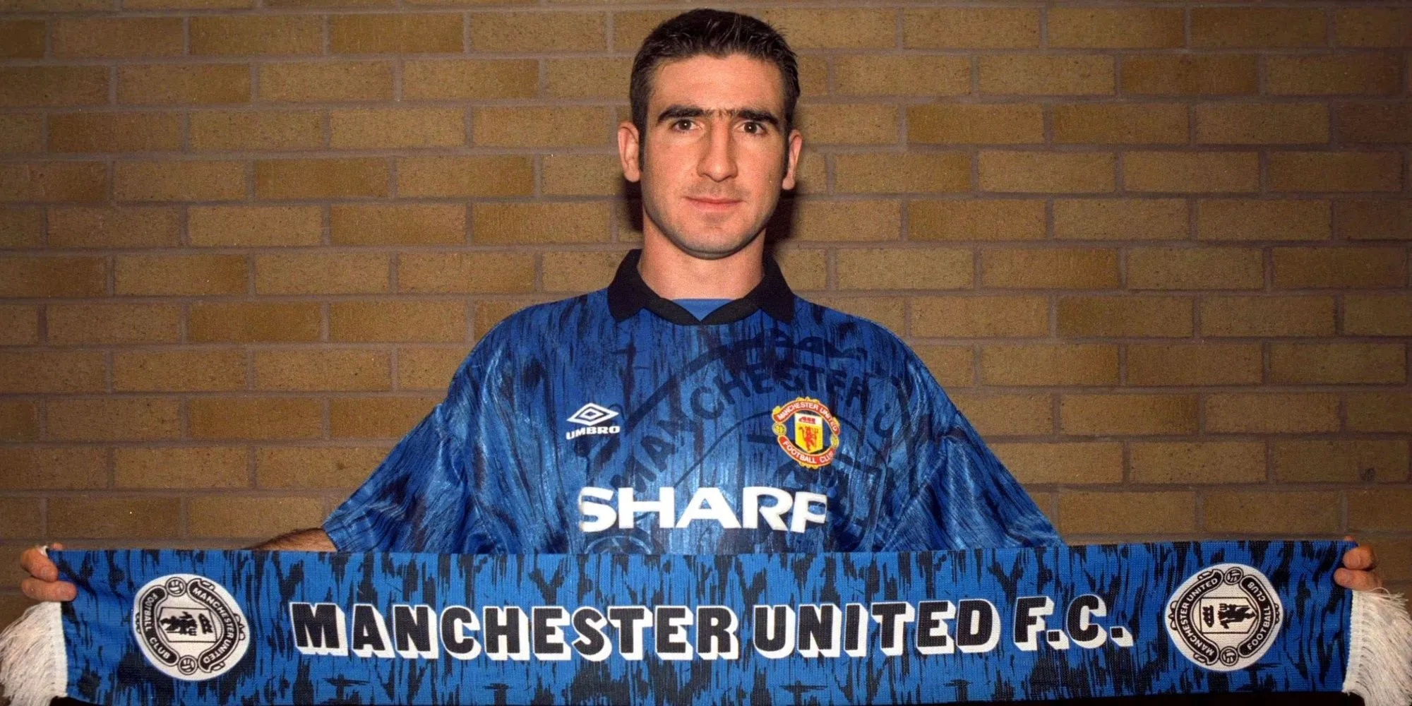 Eric Cantona ăn mừng bàn thắng cho Manchester United