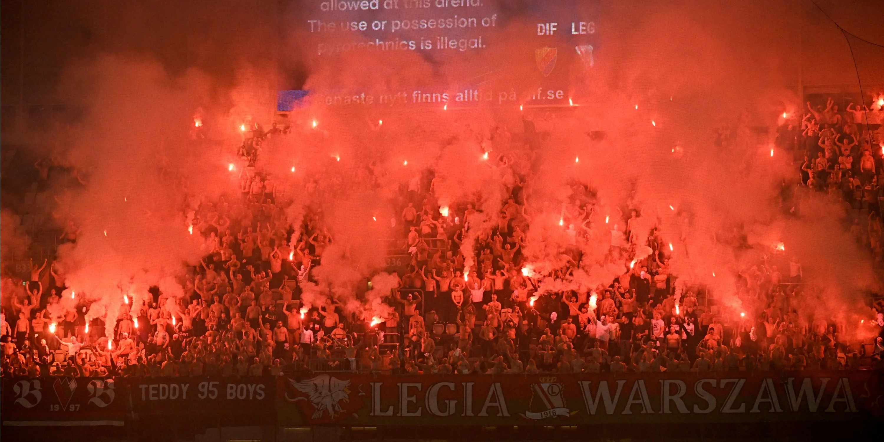 Fan Legia Warsaw với màn đốt pháo sáng rực rỡ trên khán đài