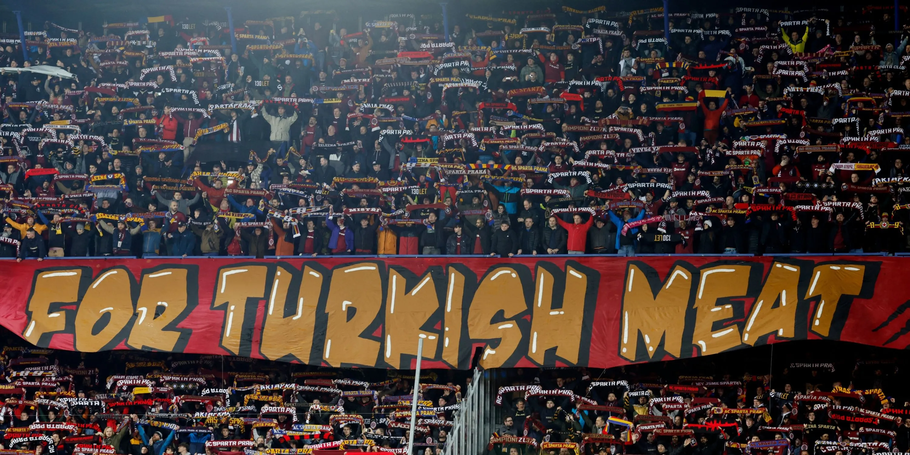 Fans Sparta Prague trên khán đài trước trận đấu