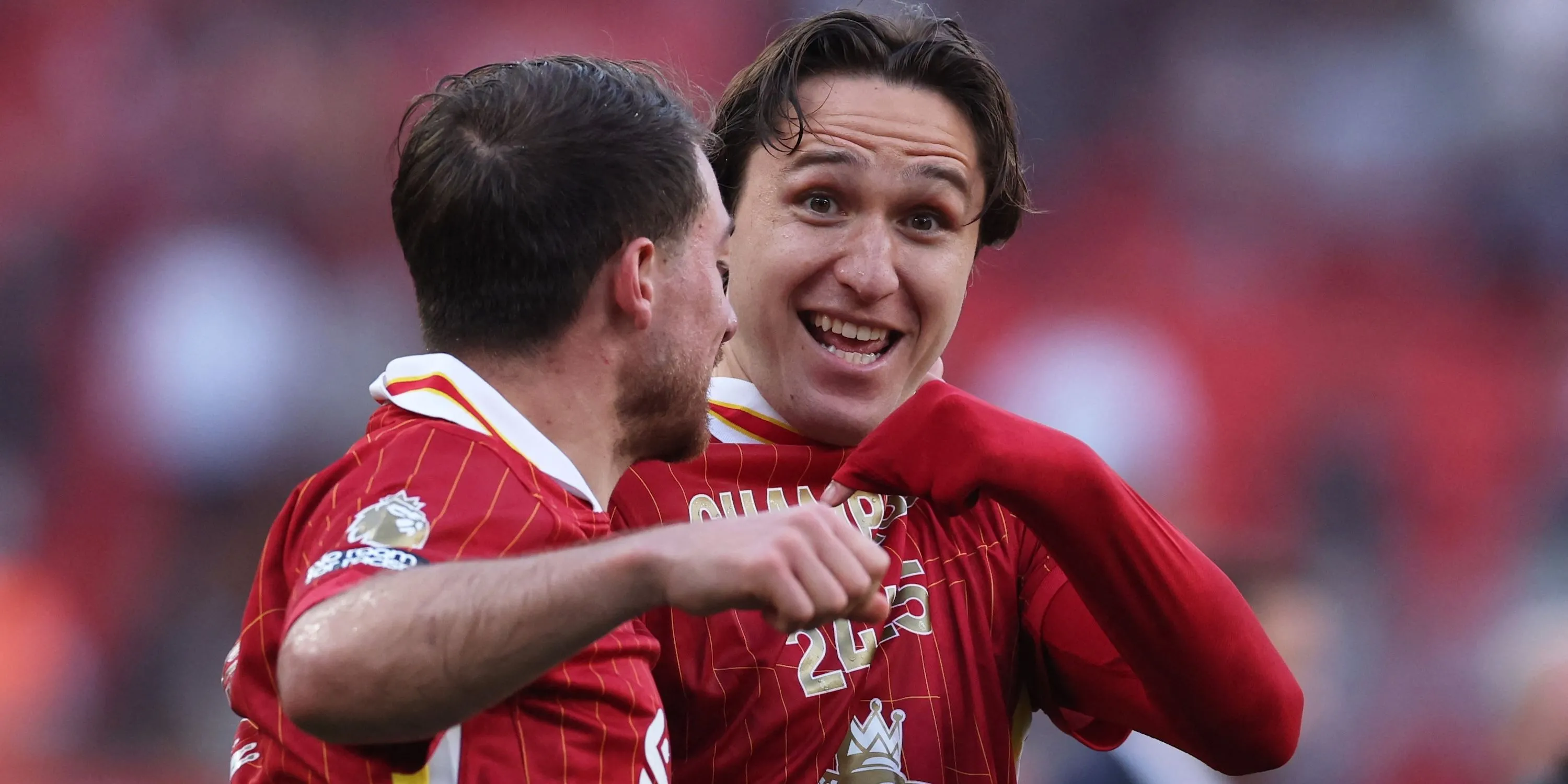Federico Chiesa và Alexis Mac Allister của Liverpool