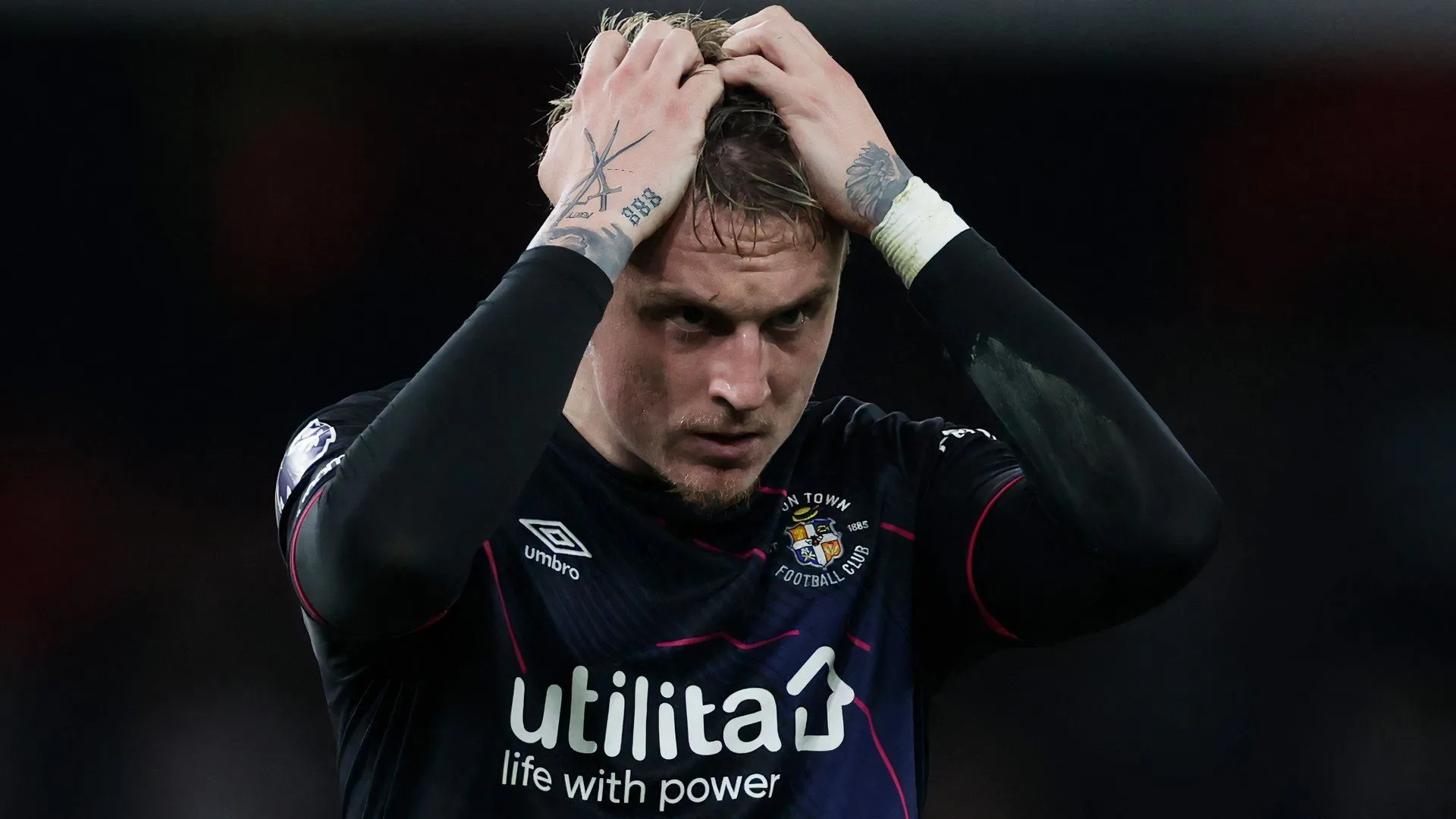 Hậu vệ cánh Alfie Doughty của Luton Town thi đấu trên sân.