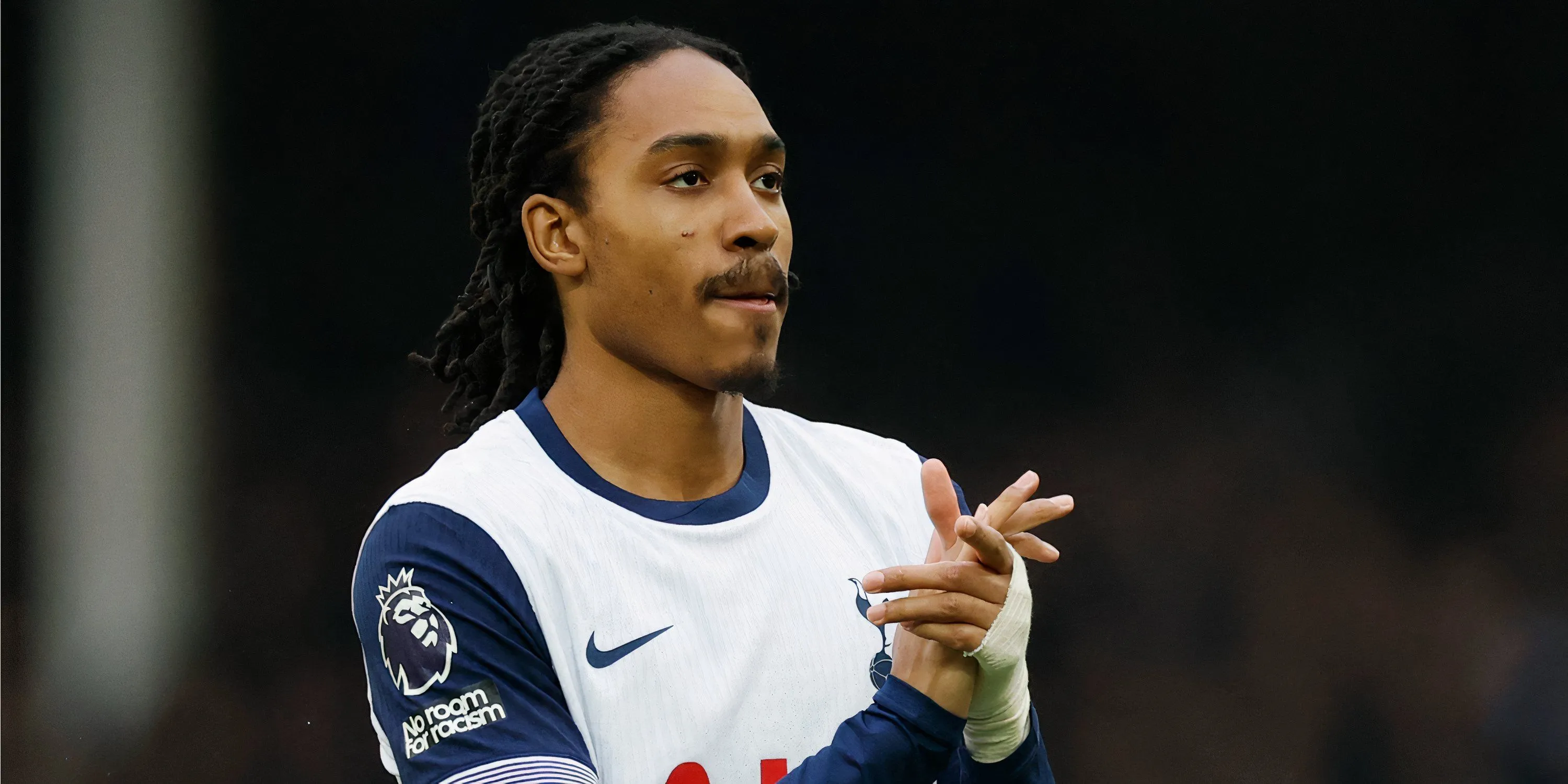 Hậu vệ Djed Spence của Tottenham tỏ ra lúng túng trong phòng ngự