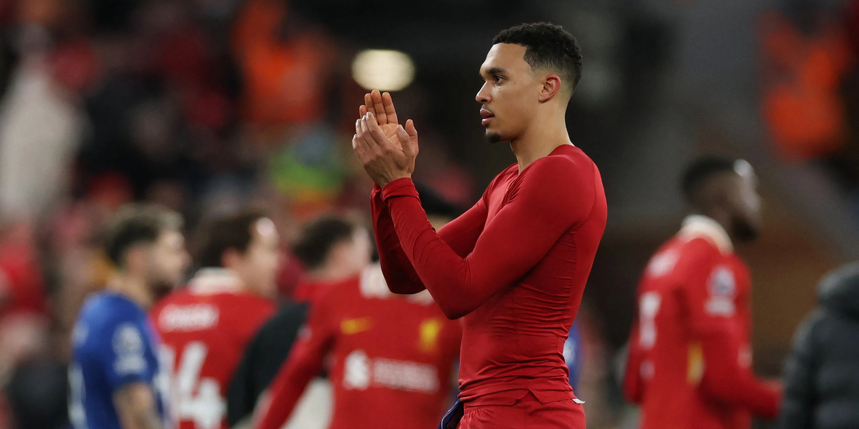 Hậu vệ phải Trent Alexander-Arnold của Liverpool trong một pha xử lý bóng, tương lai của anh tại Anfield đang là dấu hỏi lớn