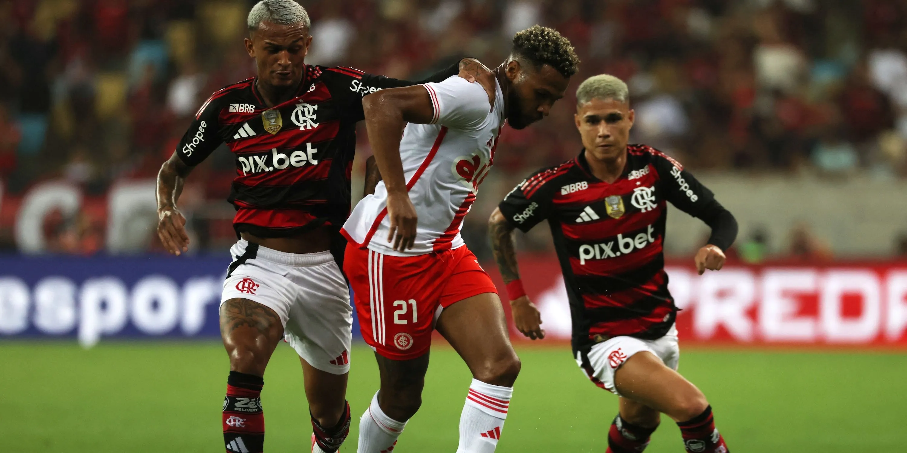 Hậu vệ phải Wesley Franca (Flamengo) trong một pha tranh chấp quyết liệt trên sân