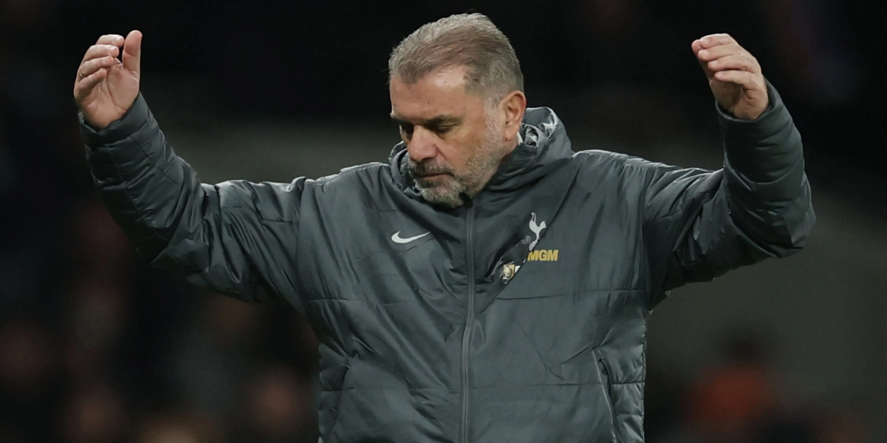 HLV Ange Postecoglou đứng chỉ đạo bên đường biên trong trận đấu tại Premier League