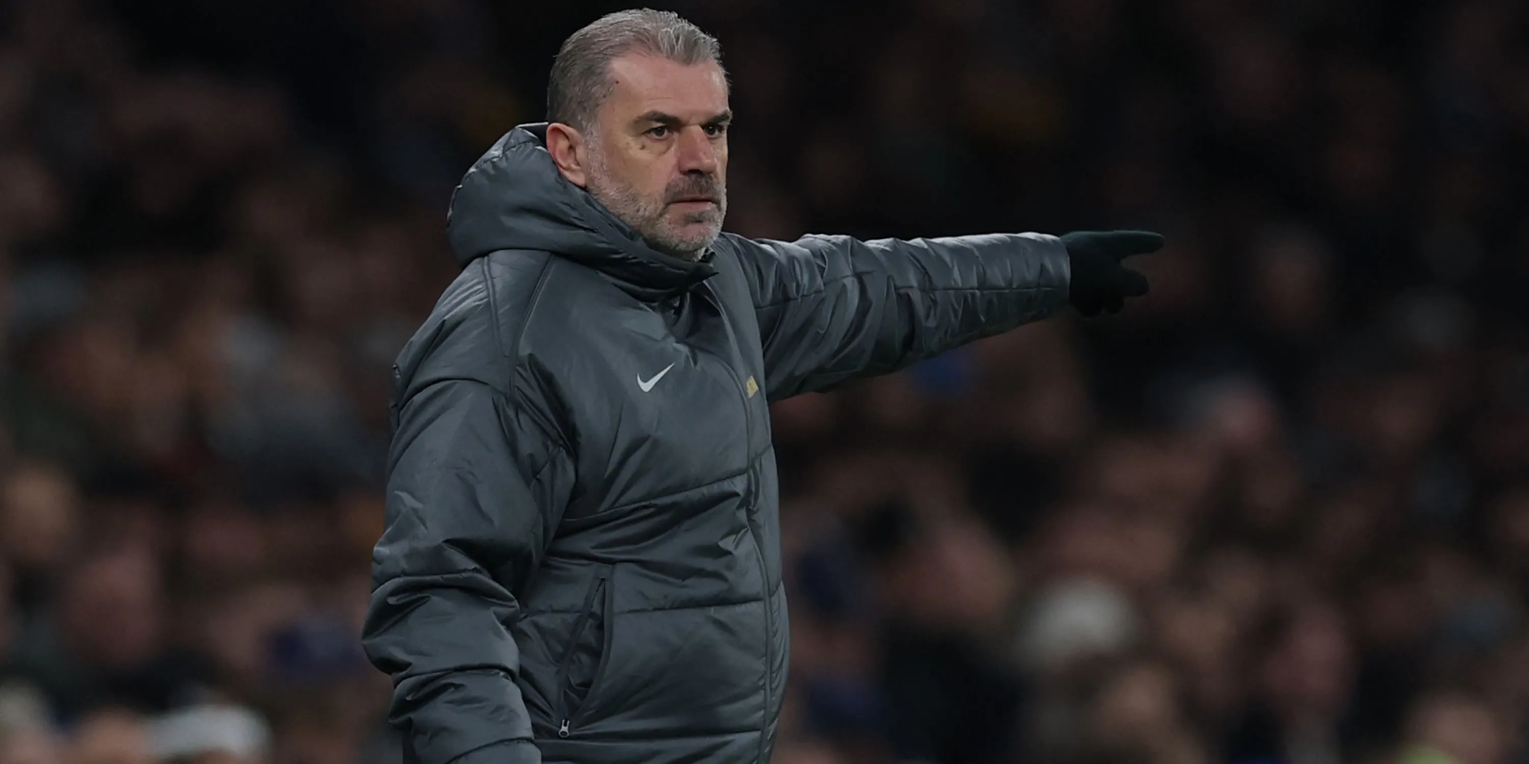 HLV Ange Postecoglou trên băng ghế huấn luyện của Tottenham