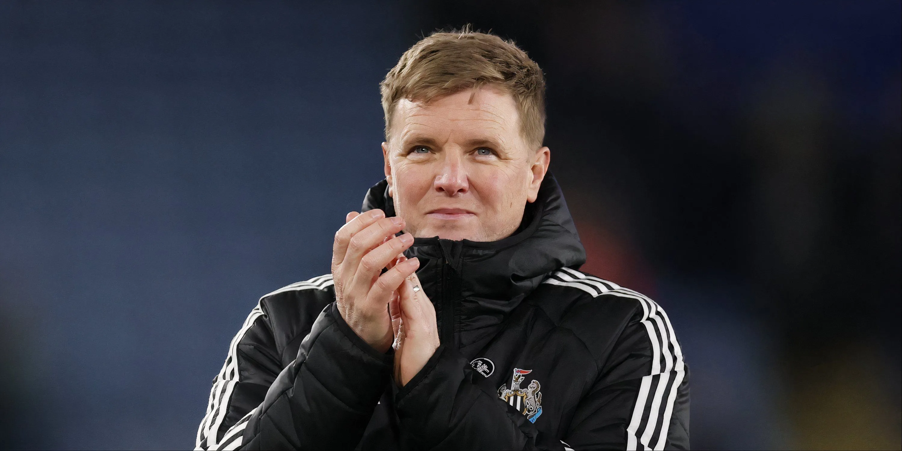 HLV Eddie Howe chỉ đạo chiến thuật cho Newcastle United bên đường biên