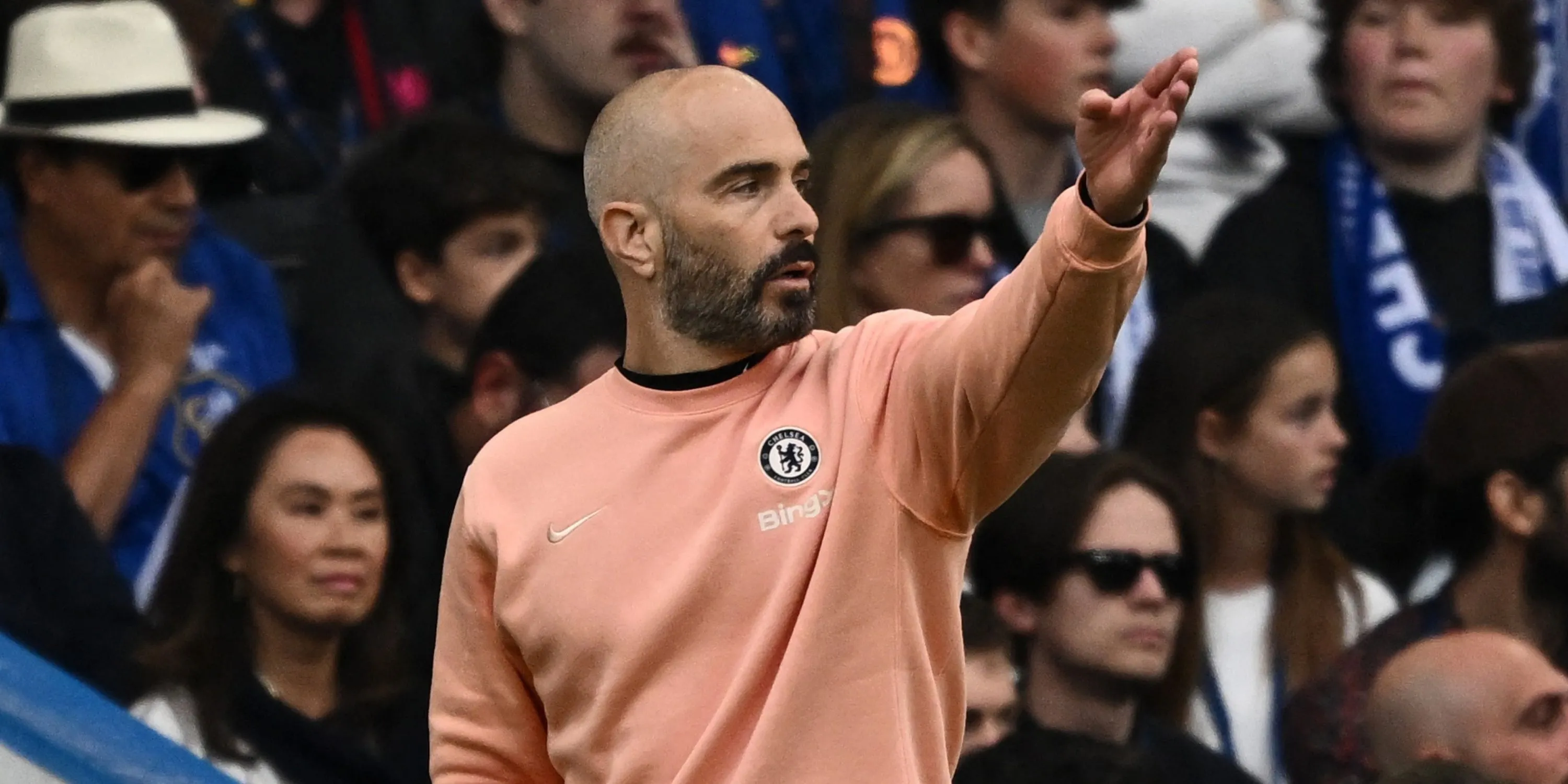 HLV Enzo Maresca chỉ đạo trận đấu cho Chelsea tại Premier League