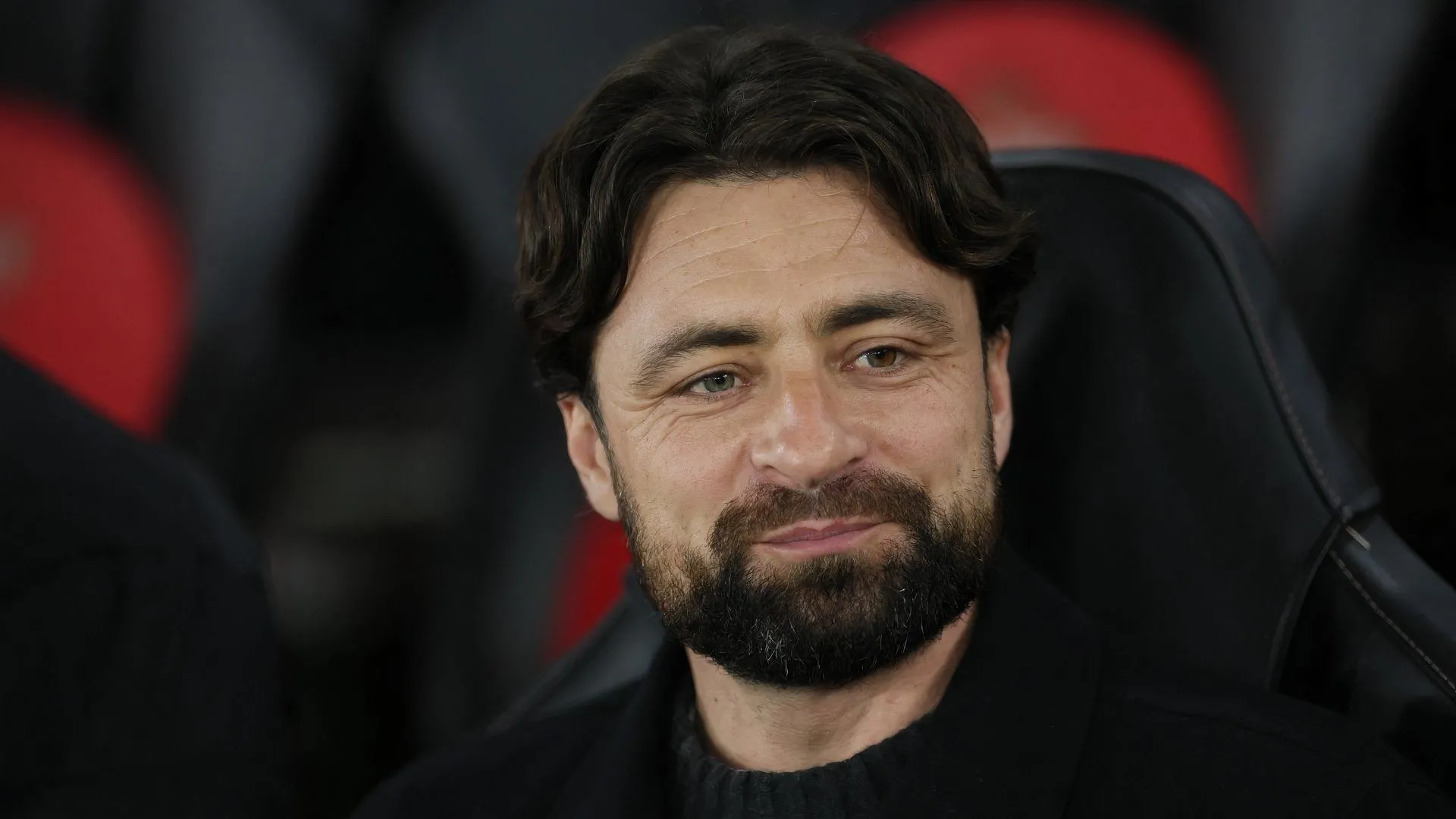 HLV Russell Martin của Southampton với vẻ mặt tư lự trên đường biên