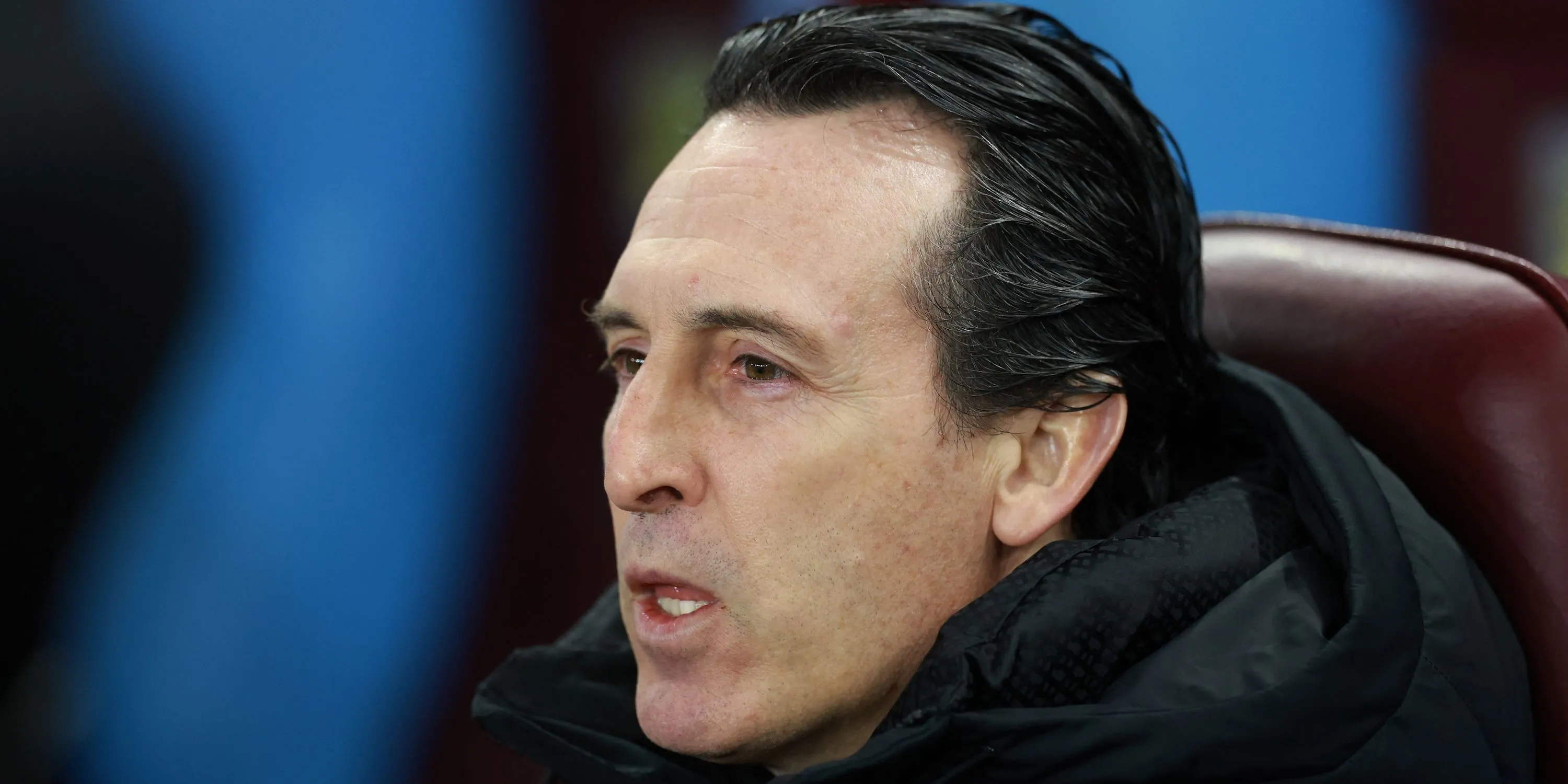 HLV Unai Emery chỉ đạo trận đấu của Aston Villa