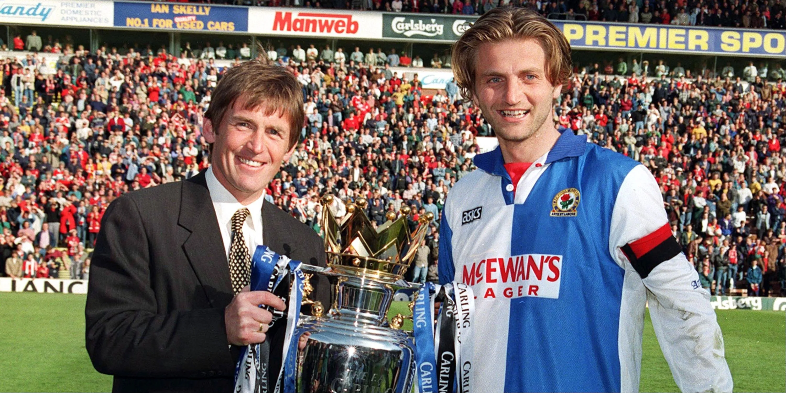 Huấn luyện viên Kenny Dalglish và Tim Sherwood với cúp Premier League năm 1995 của Blackburn Rovers