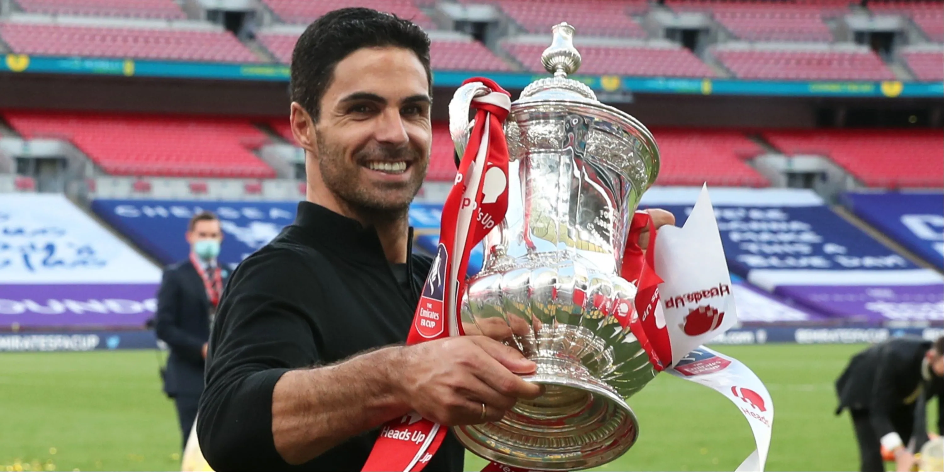 Huấn luyện viên Mikel Arteta nâng cao chiếc cúp FA cùng Arsenal