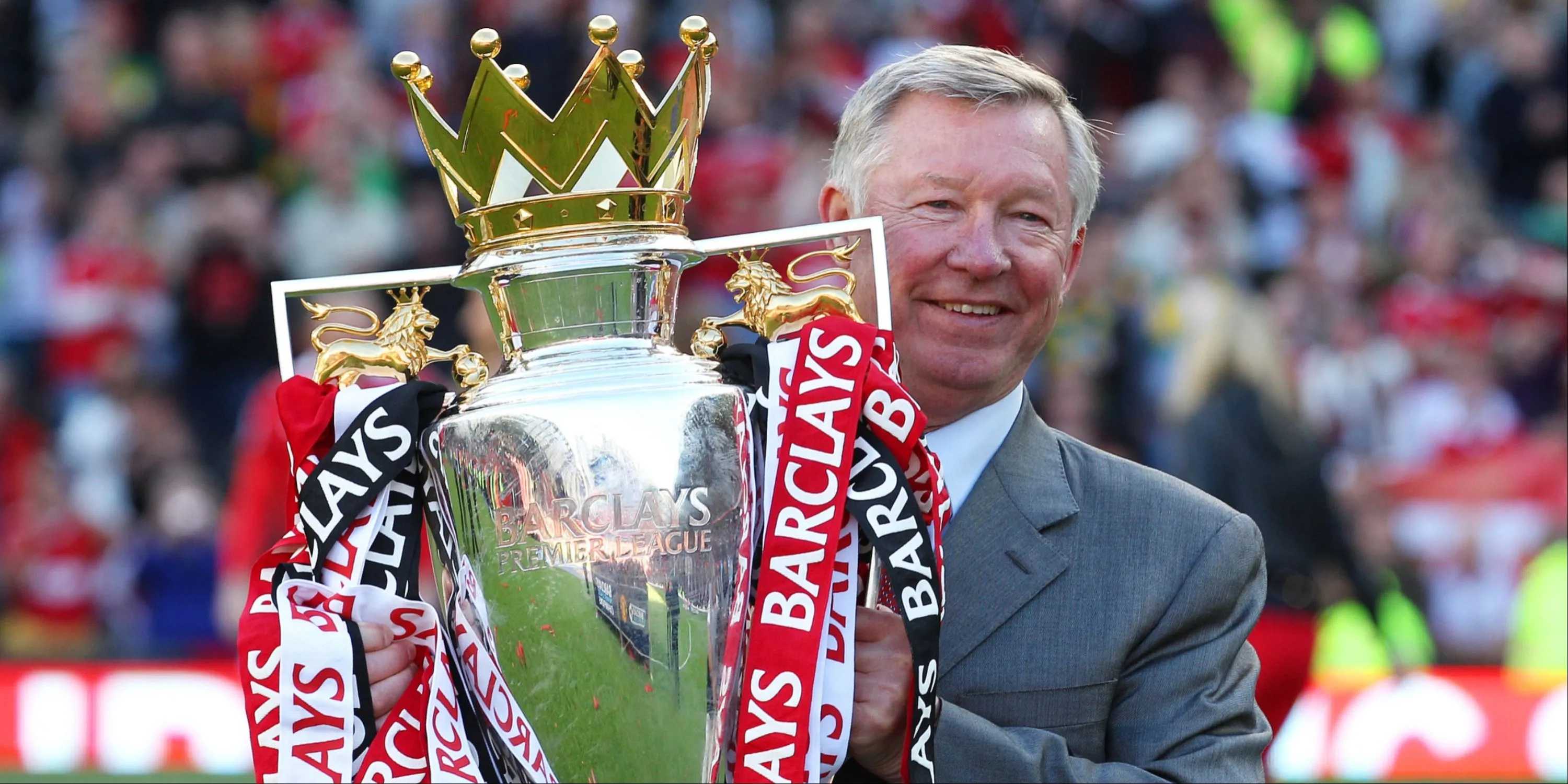 Huấn luyện viên Sir Alex Ferguson cùng chiếc cúp Premier League của Manchester United