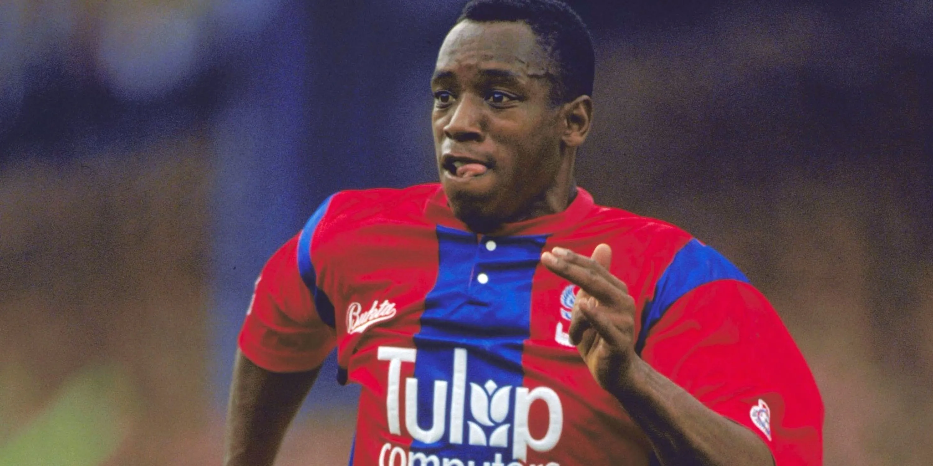 Ian Wright ăn mừng bàn thắng cho Crystal Palace