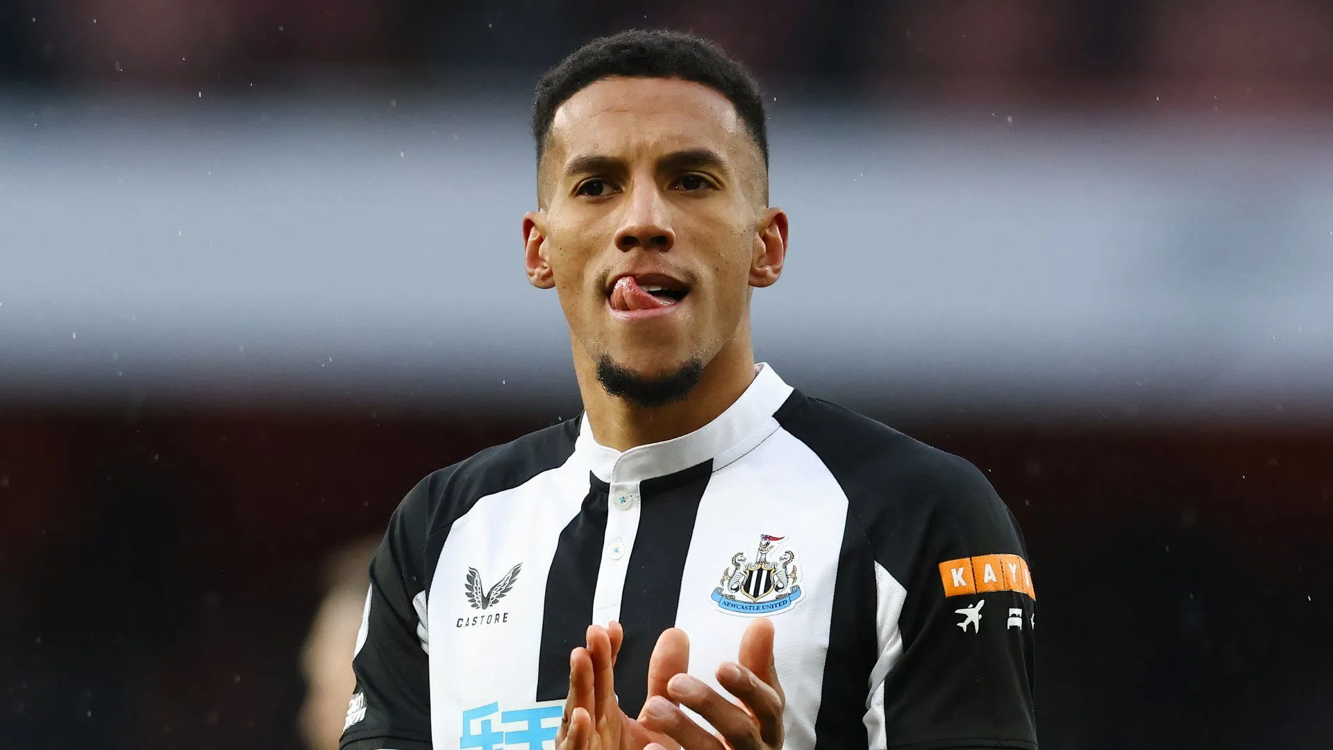 Isaac Hayden trong màu áo Portsmouth thi đấu tại Championship