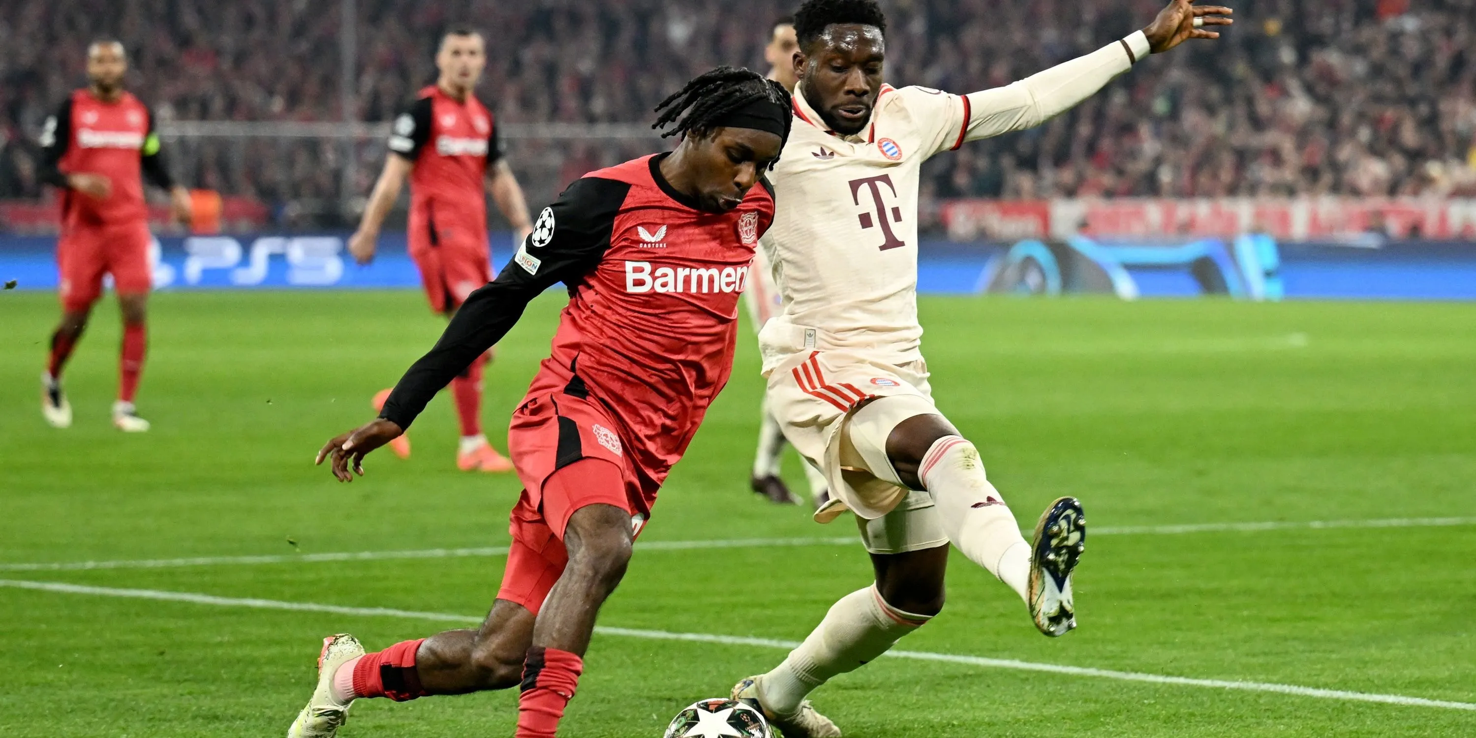 Jeremie Frimpong (áo đỏ Leverkusen) trong pha tranh chấp với Alphonso Davies (áo trắng Bayern Munich)