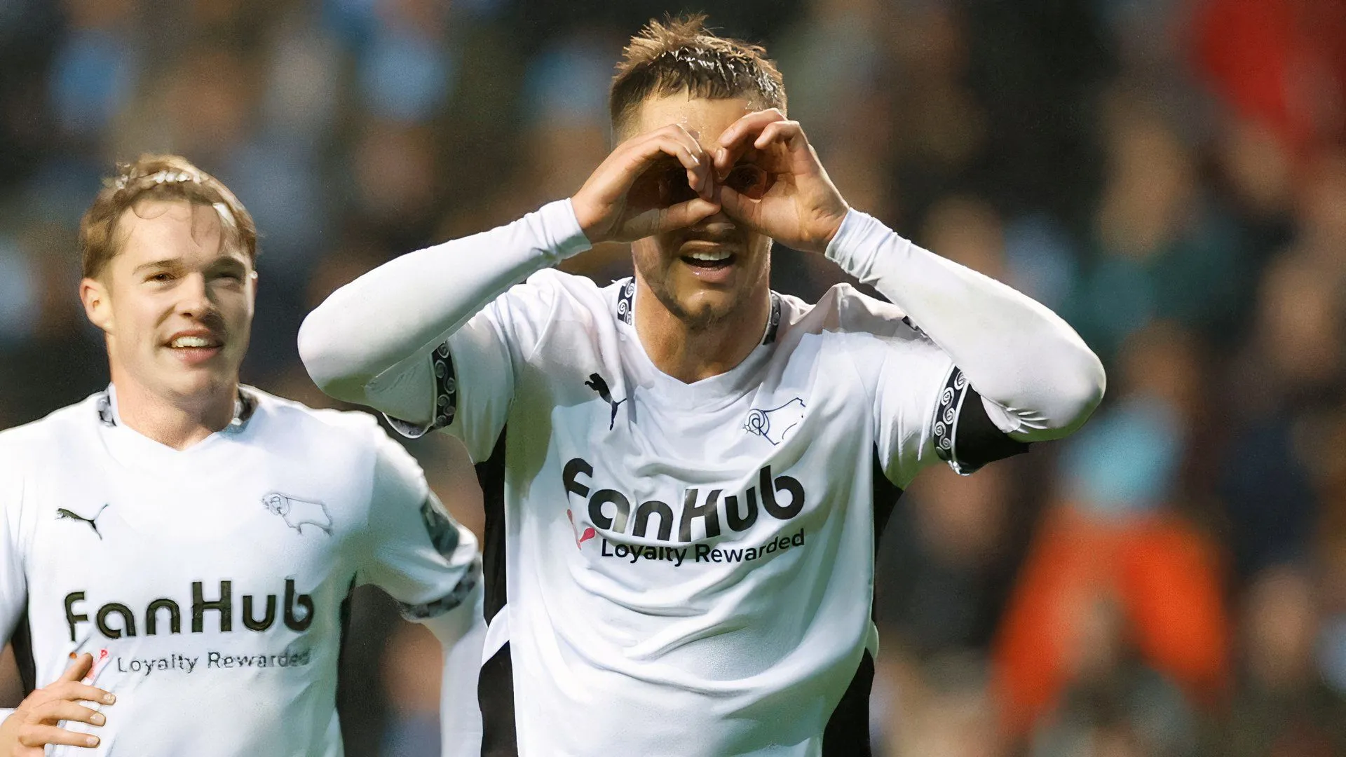 Jerry Yates ăn mừng sau khi ghi bàn cho Derby County