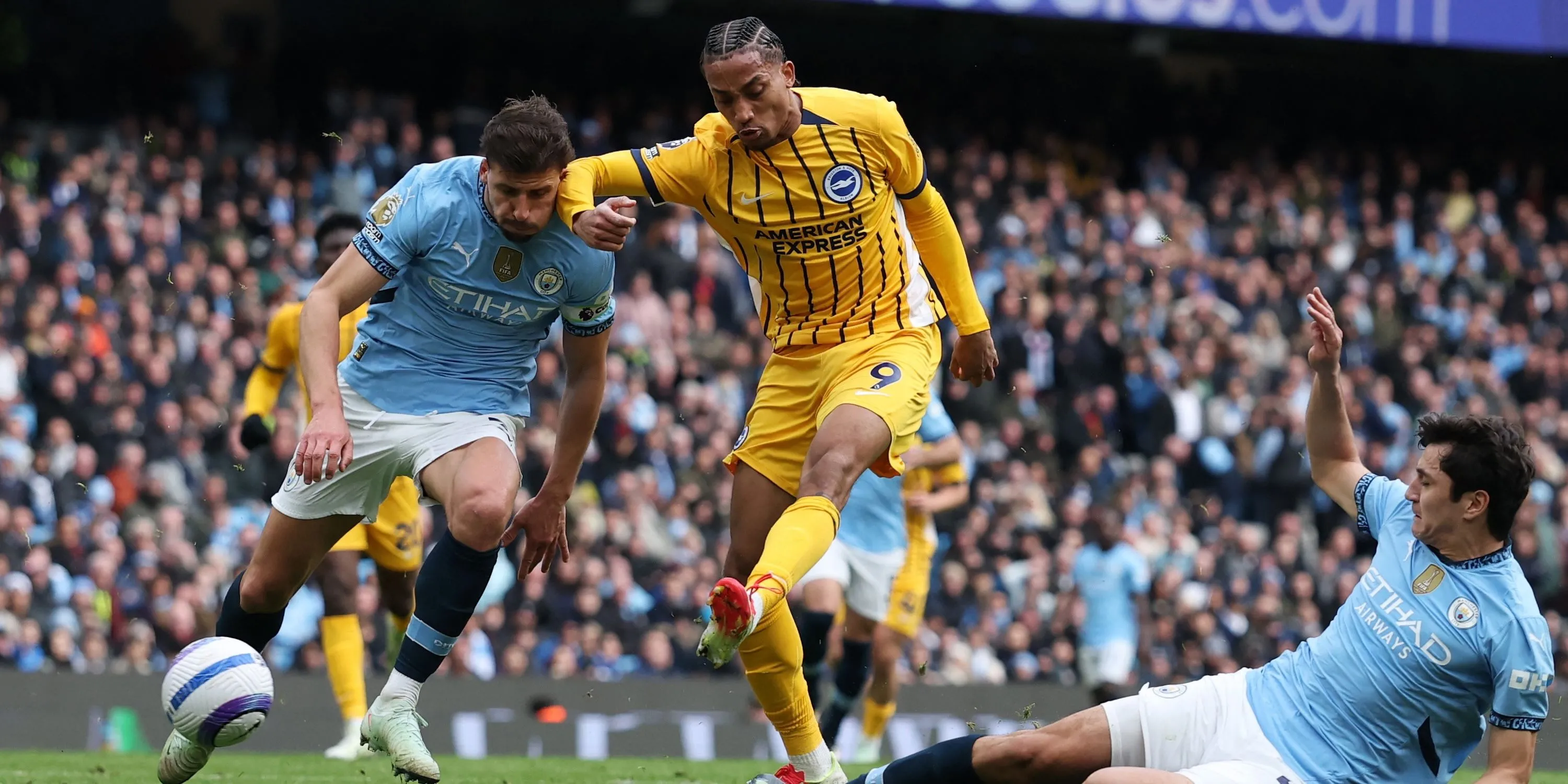 Joao Pedro của Brighton đối đầu cầu thủ Manchester City tại Premier League
